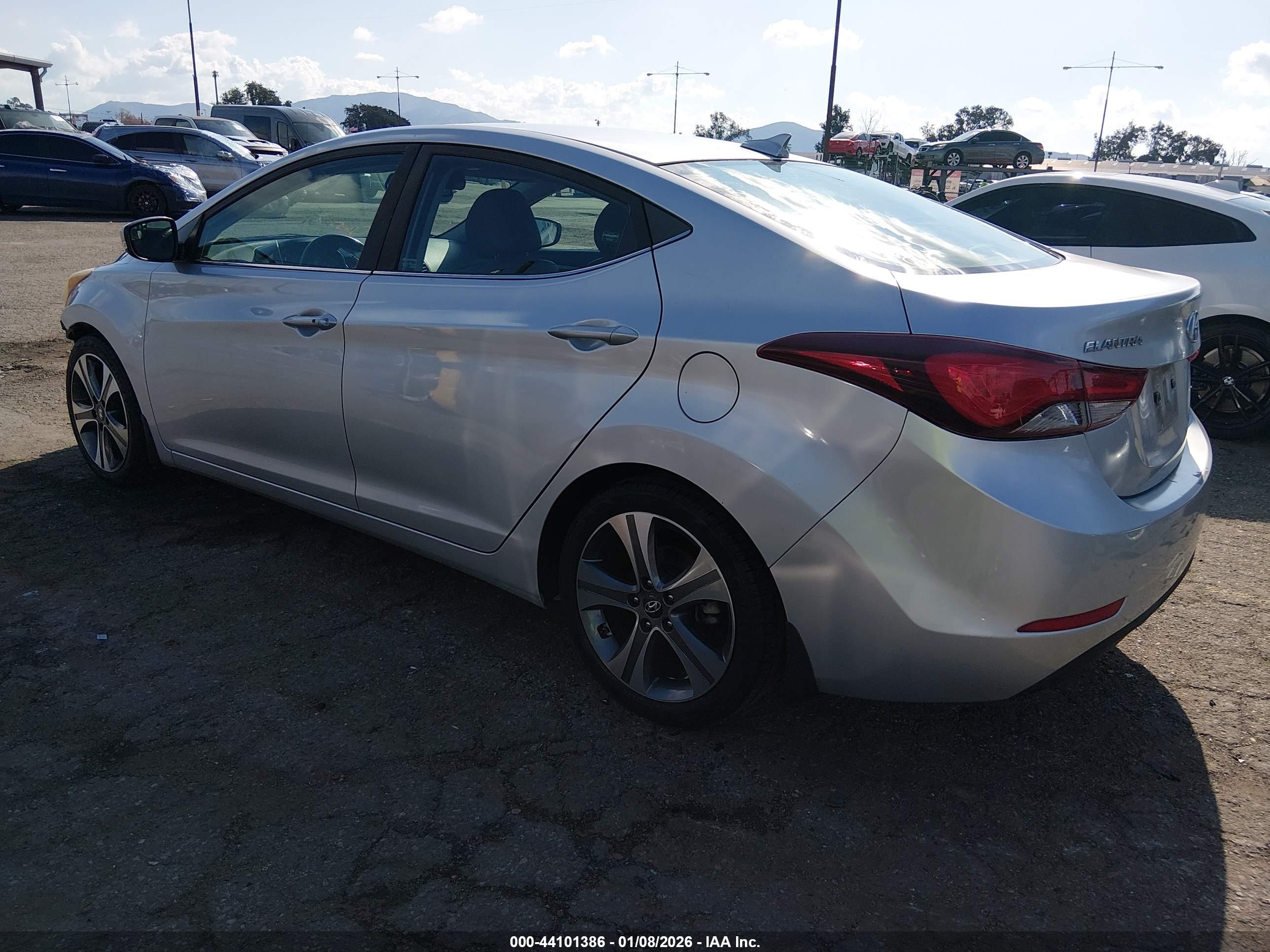 HYUNDAI ELANTRA image 3