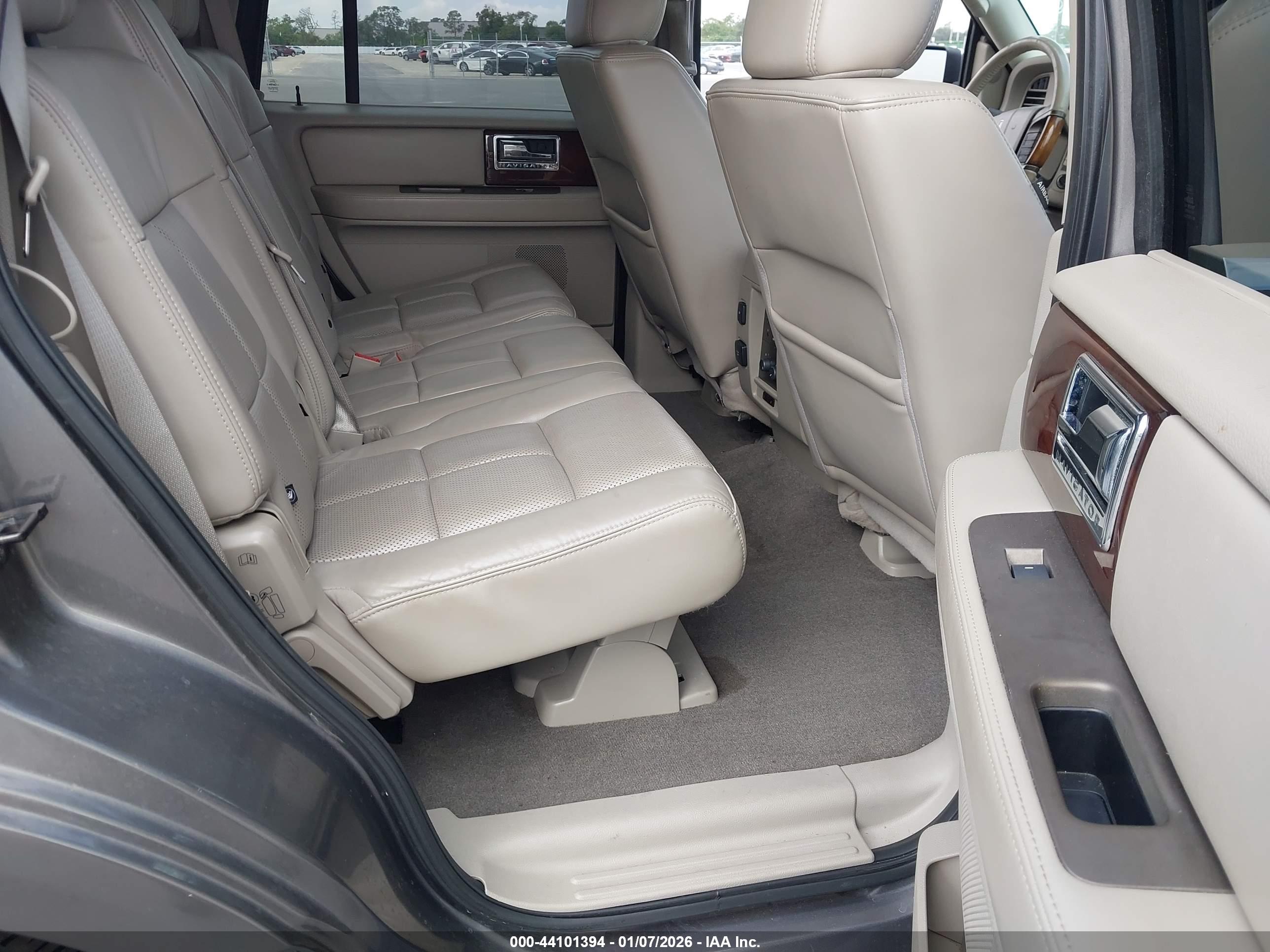 LINCOLN NAVIGATOR image 8