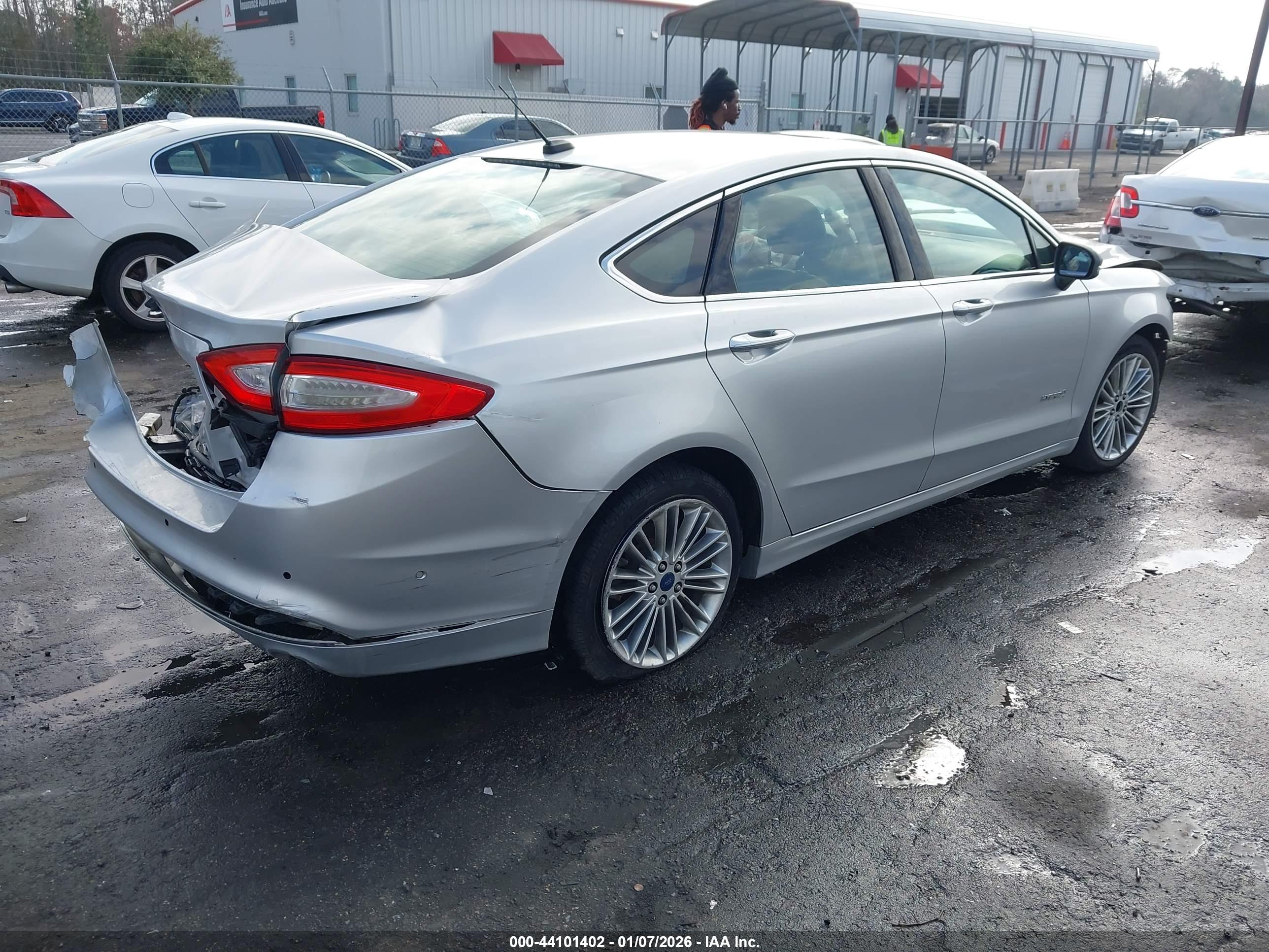 FORD FUSION image 4