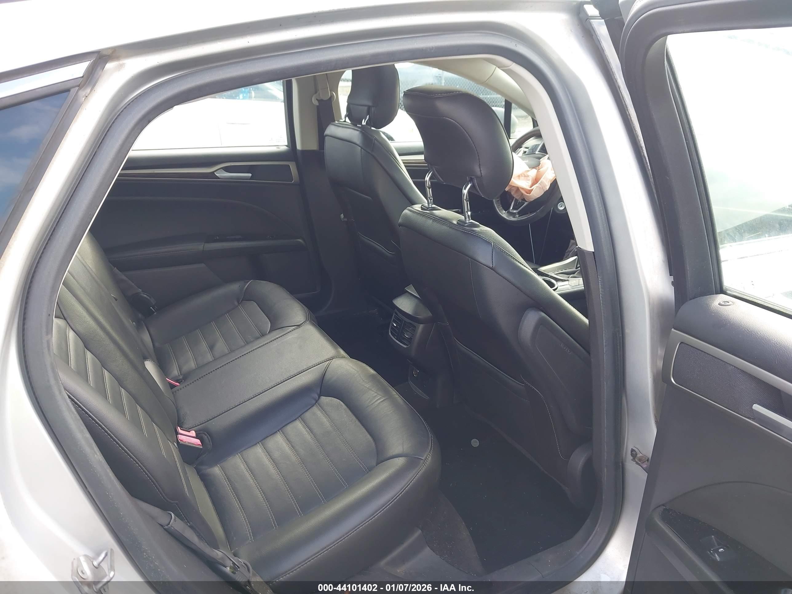 FORD FUSION image 8