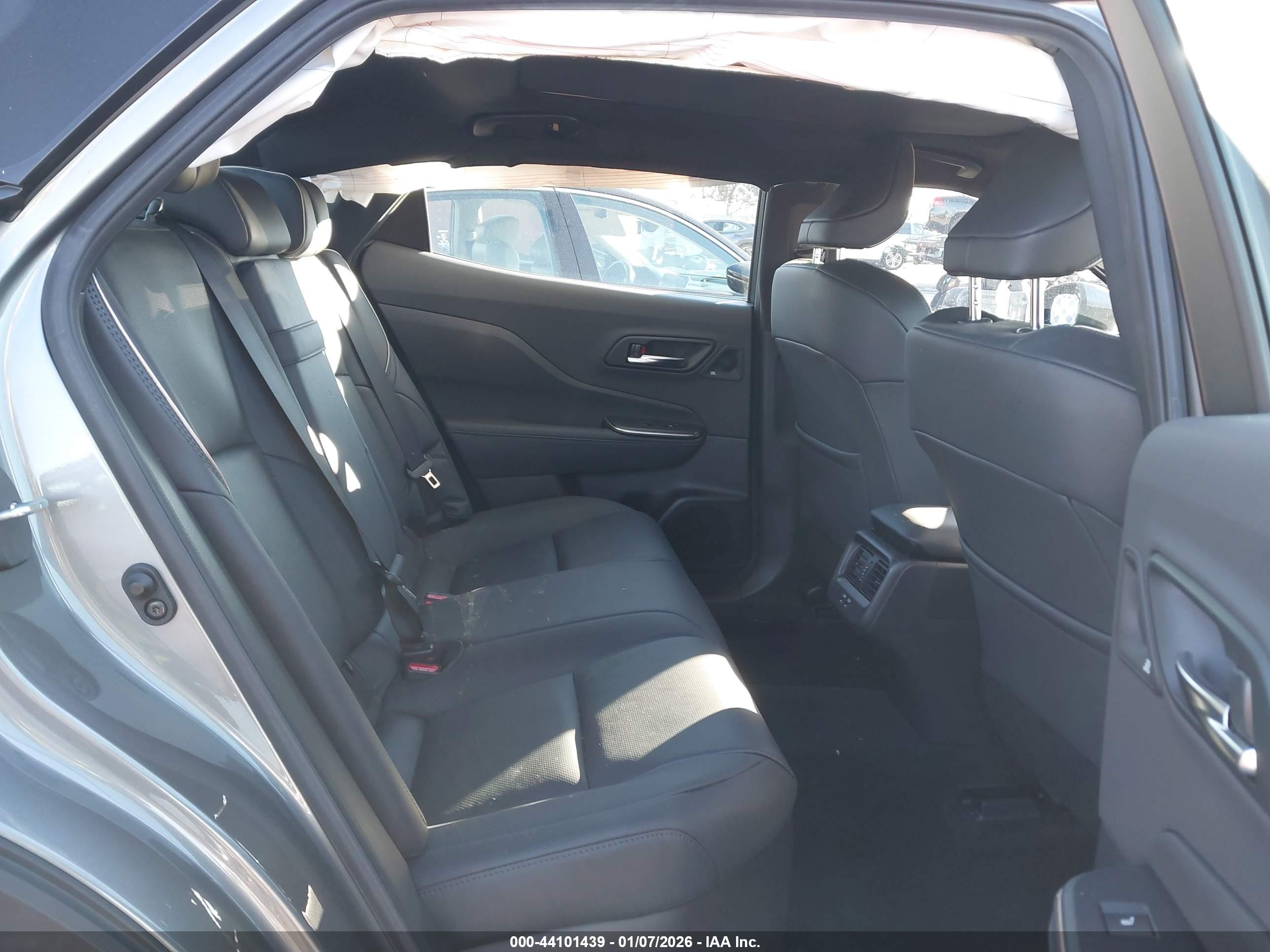TOYOTA CROWN image 8