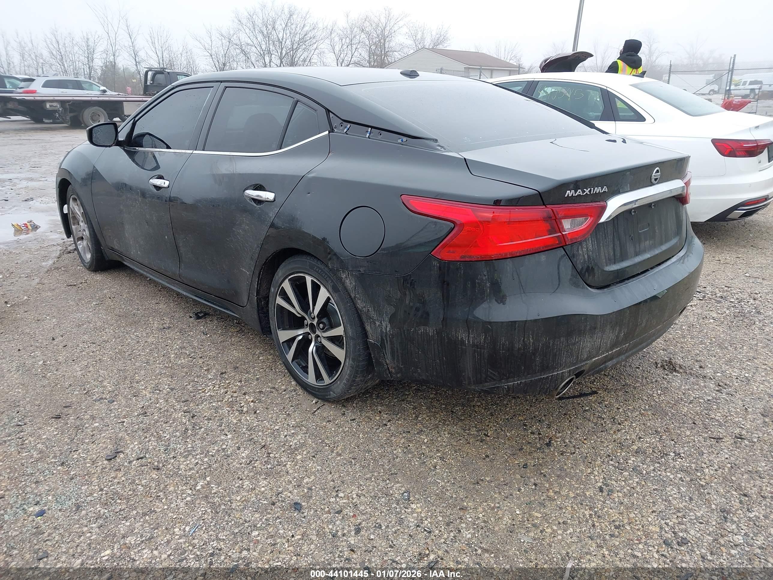 NISSAN MAXIMA image 3