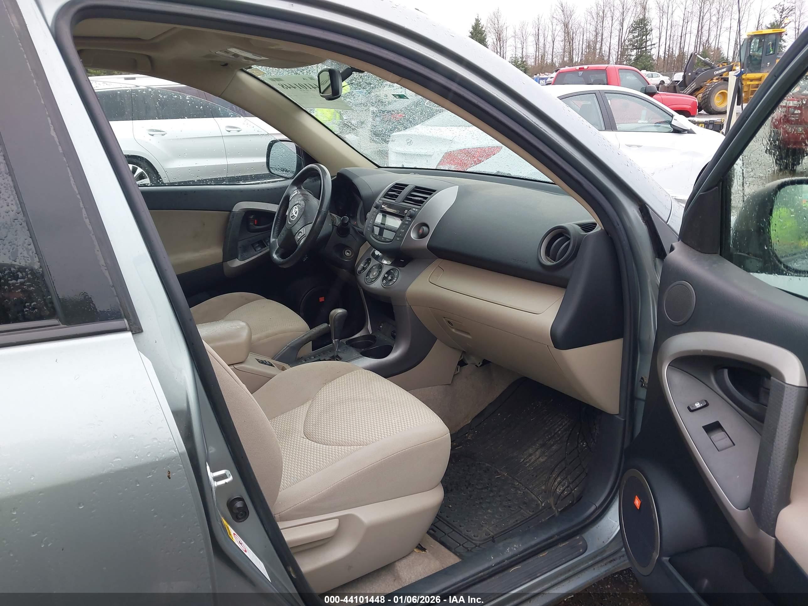 TOYOTA RAV4 image 5