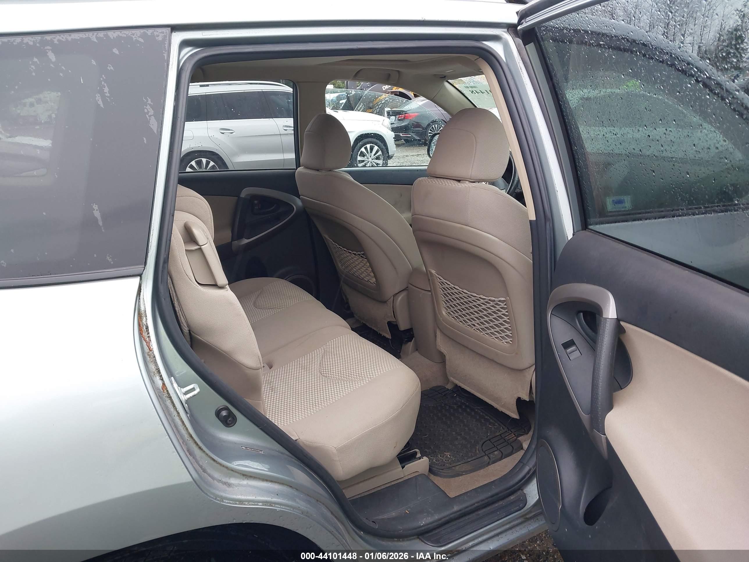 TOYOTA RAV4 image 8
