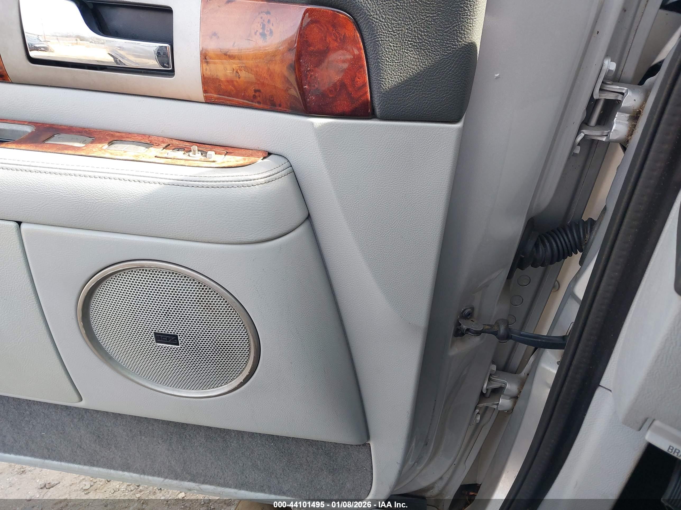 LINCOLN NAVIGATOR image 6