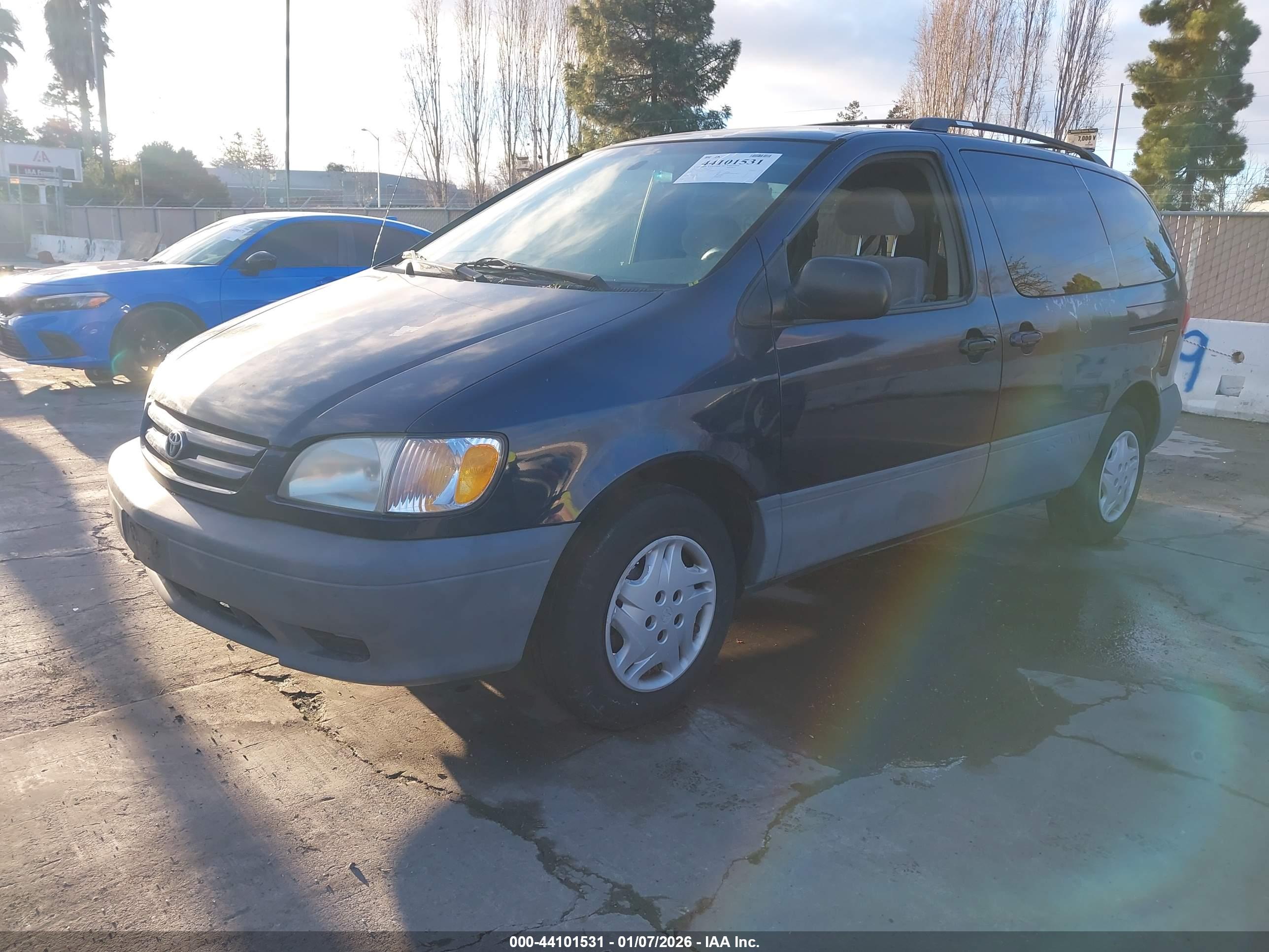 TOYOTA SIENNA image 2