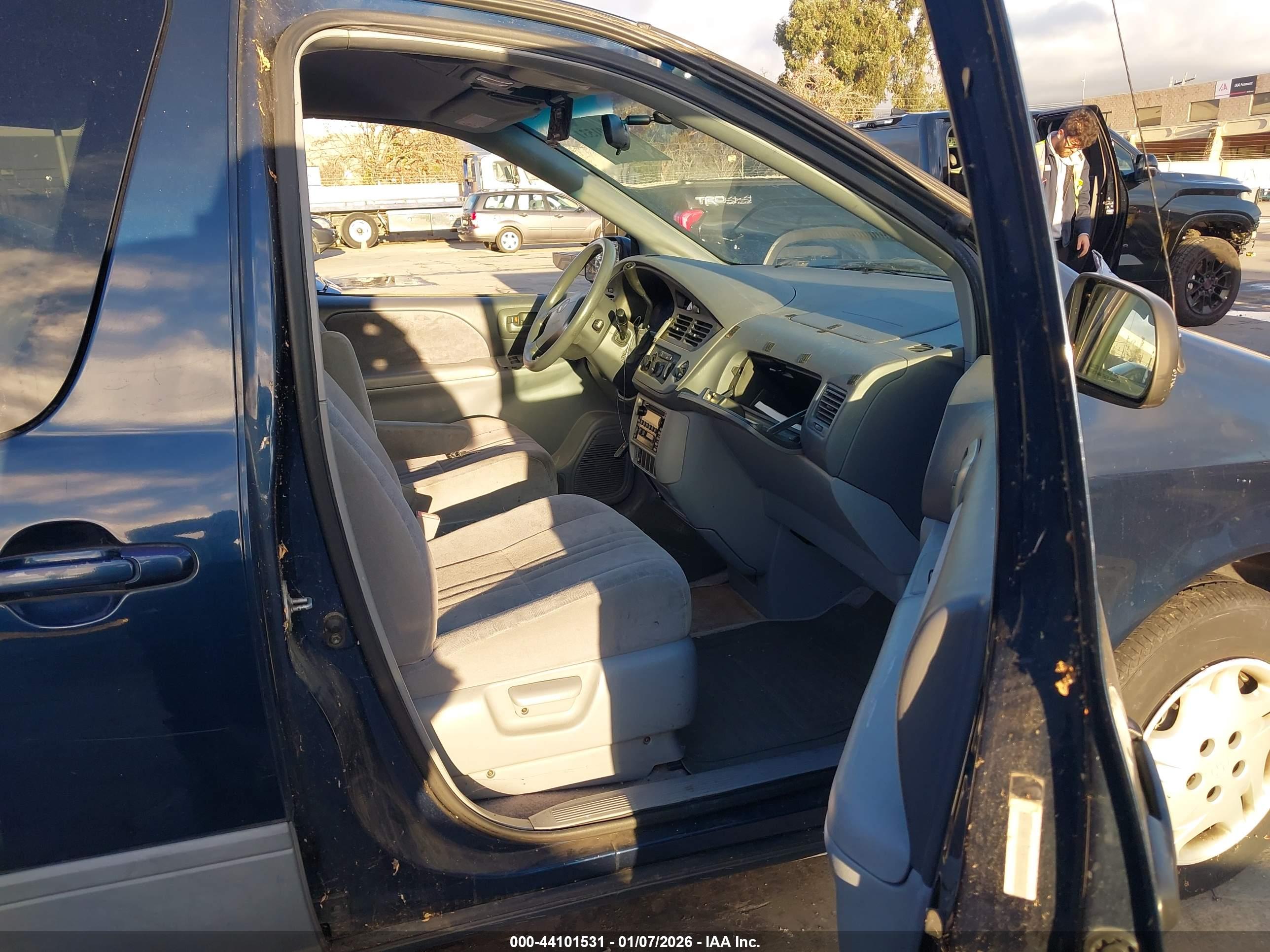 TOYOTA SIENNA image 5