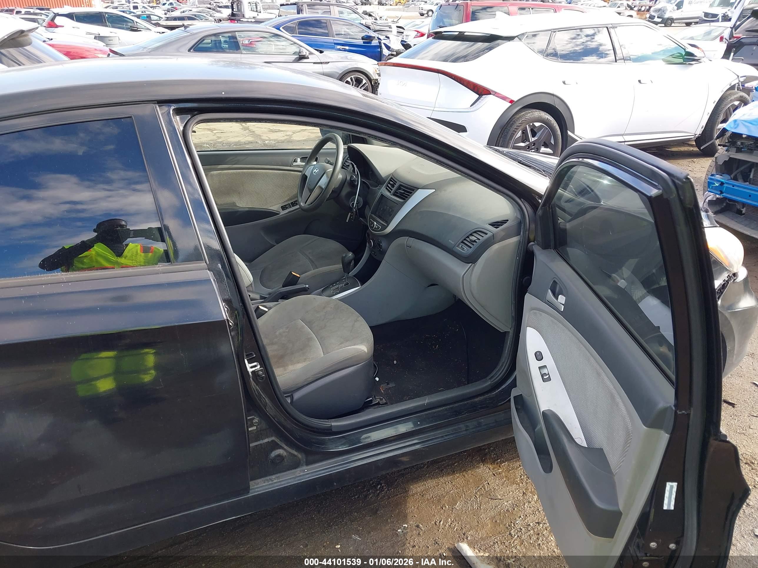 HYUNDAI ACCENT image 5