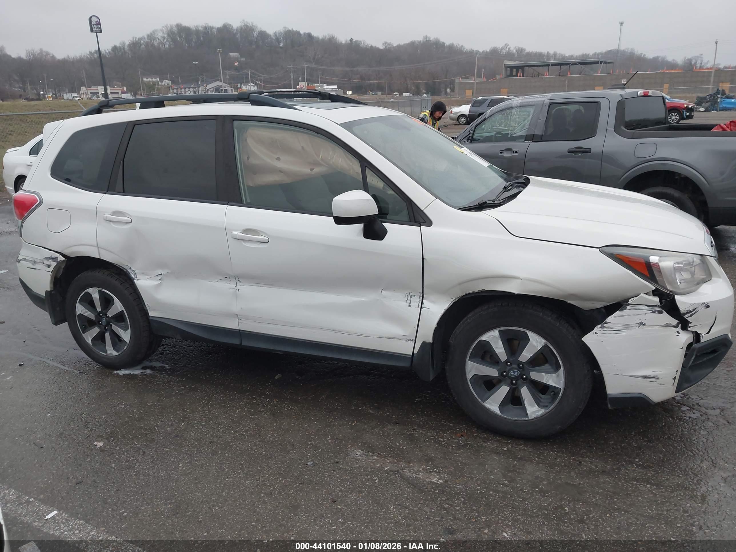 SUBARU FORESTER image 6