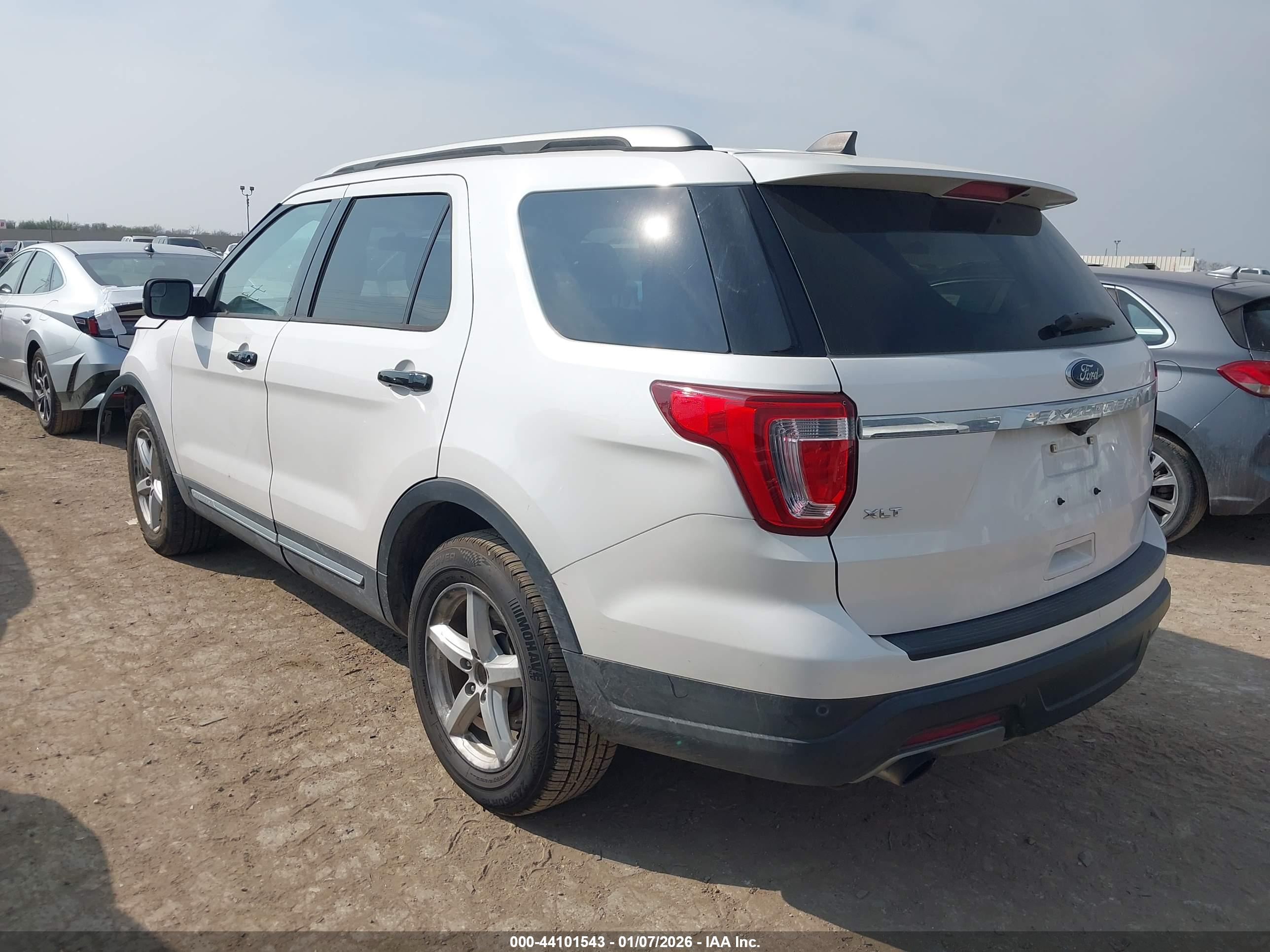 FORD EXPLORER image 3