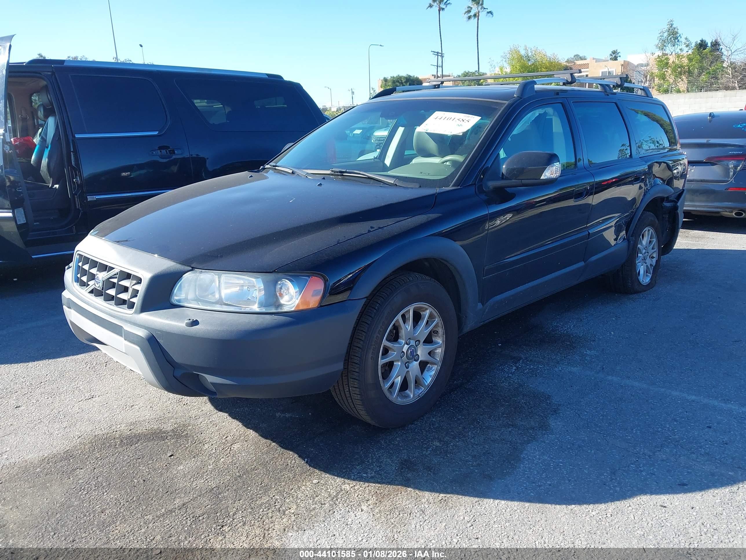 VOLVO XC70 image 2