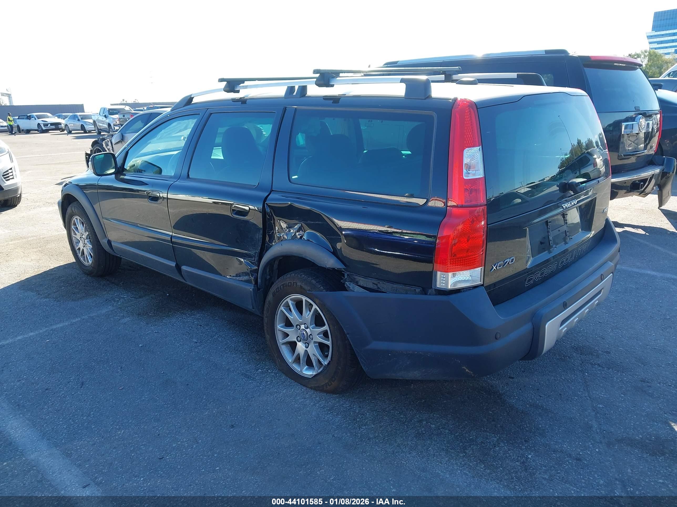 VOLVO XC70 image 3