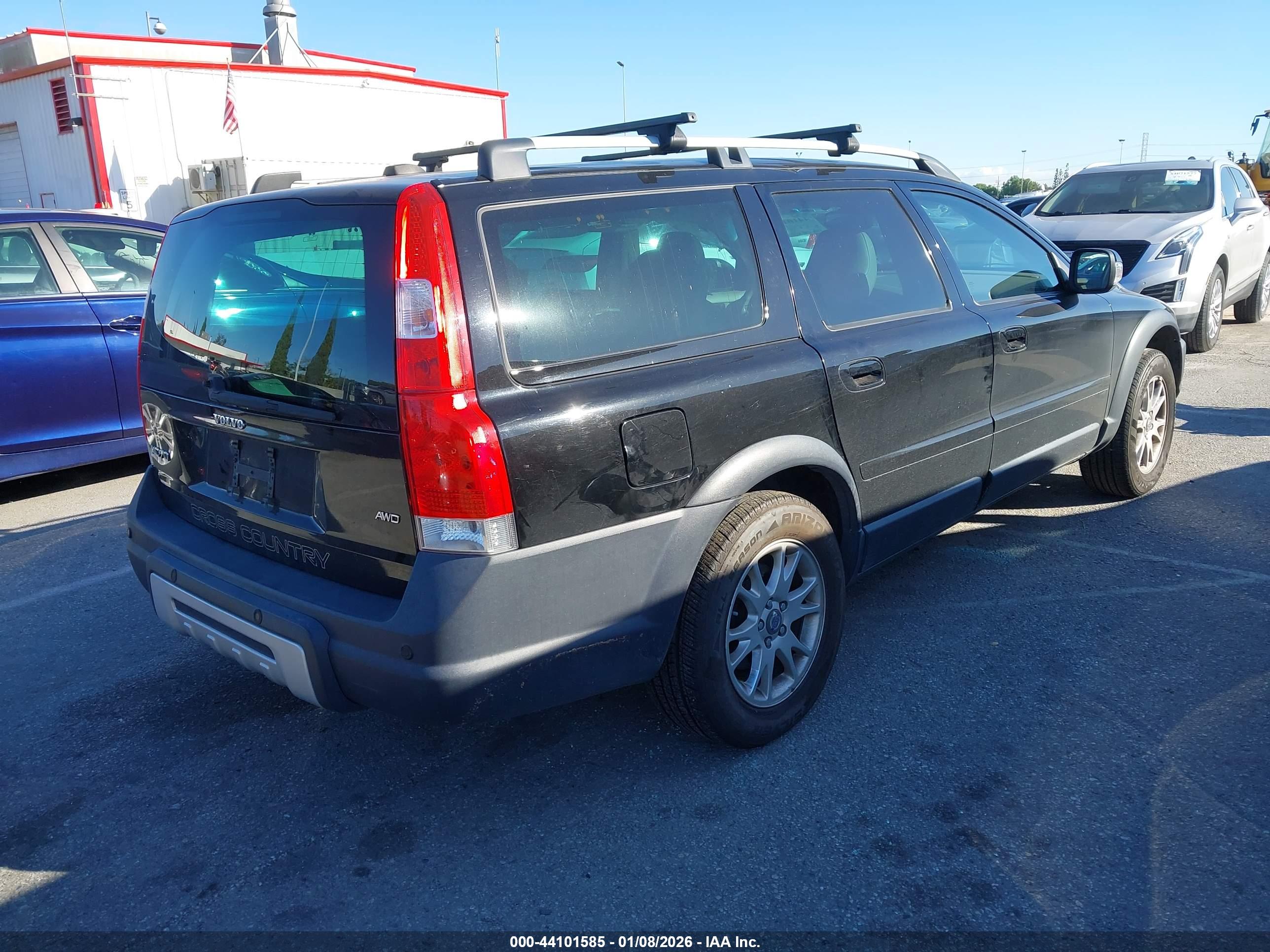 VOLVO XC70 image 4