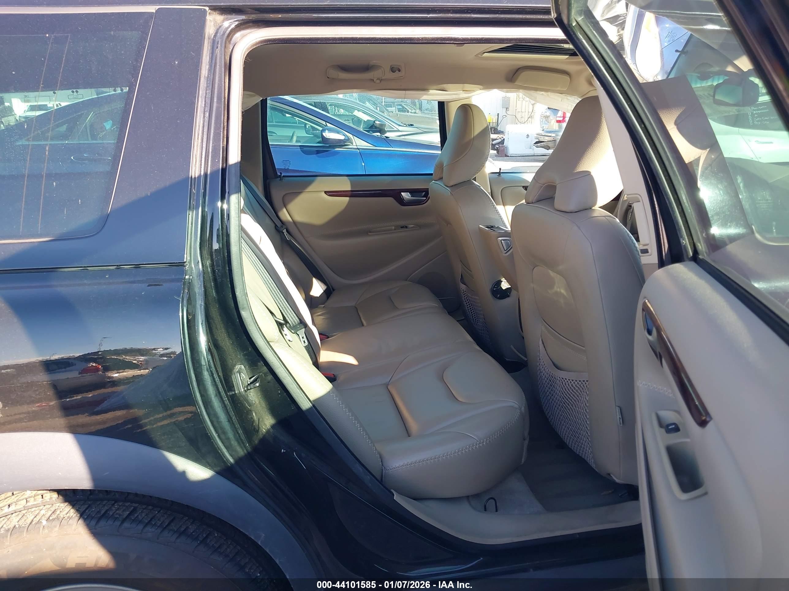 VOLVO XC70 image 8