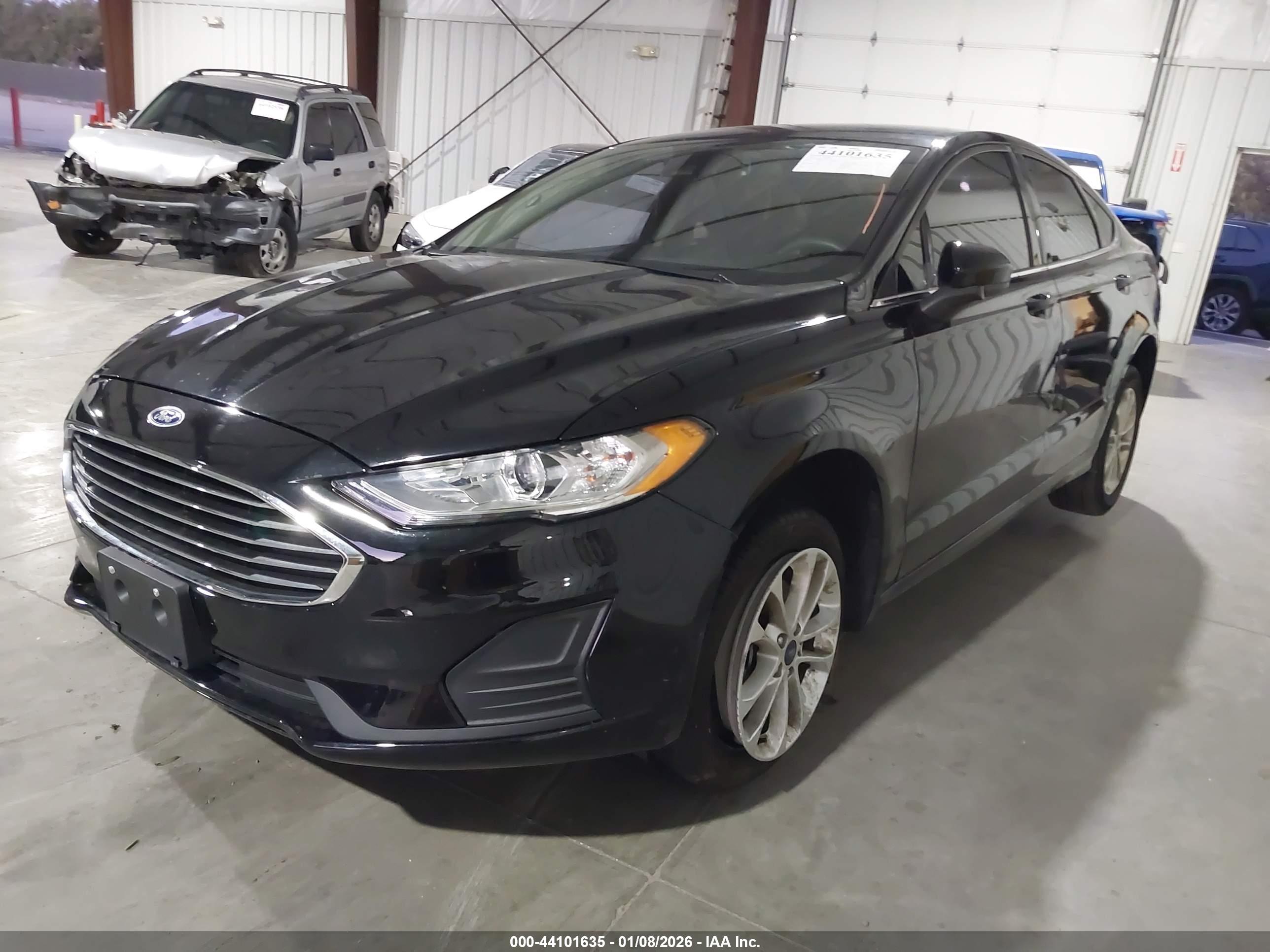 FORD FUSION image 2