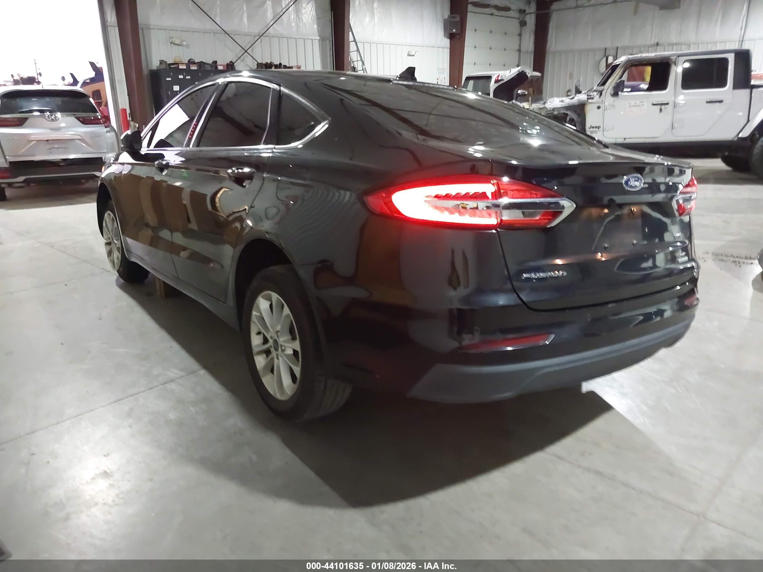 FORD FUSION image 3