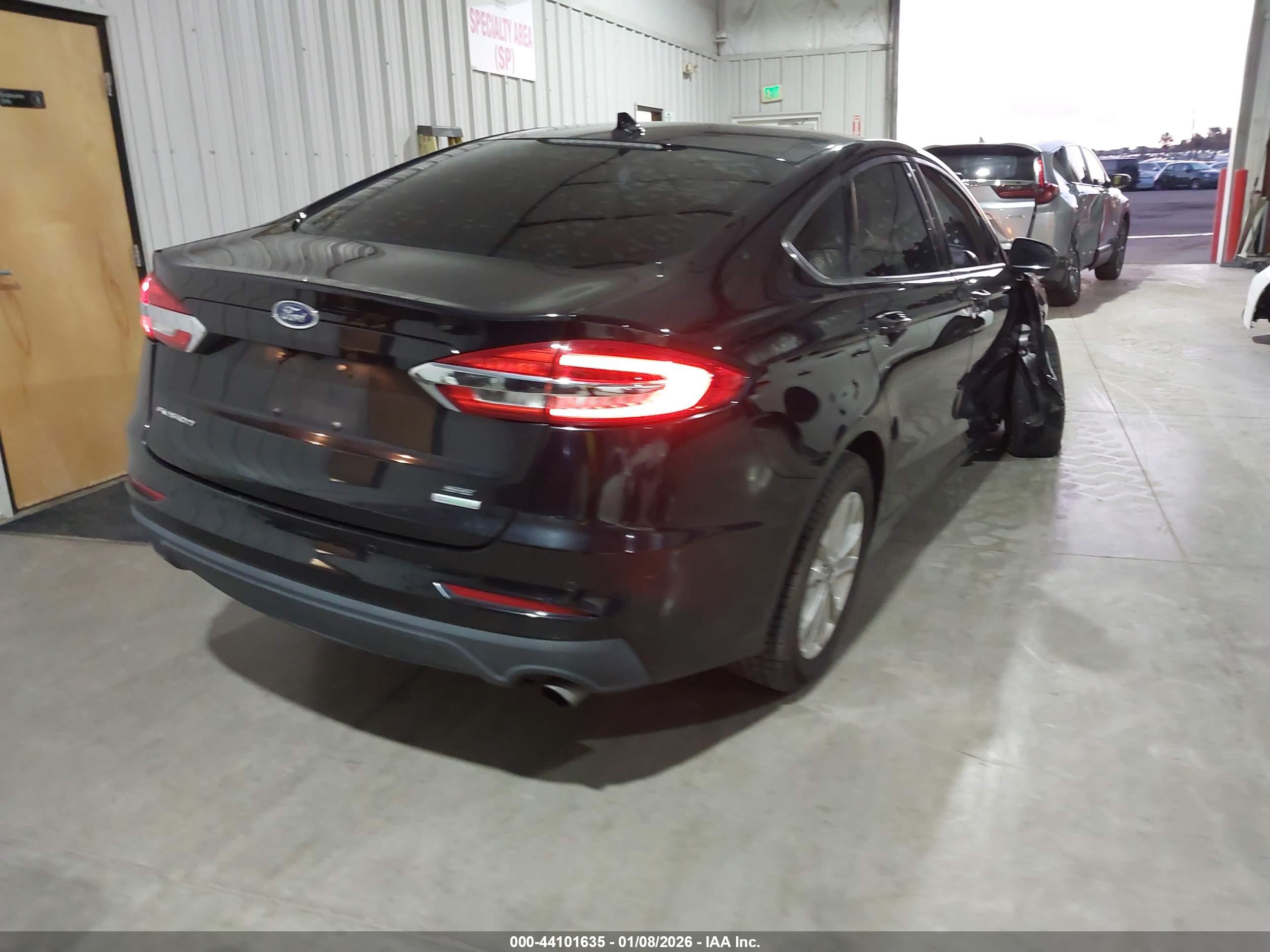 FORD FUSION image 4