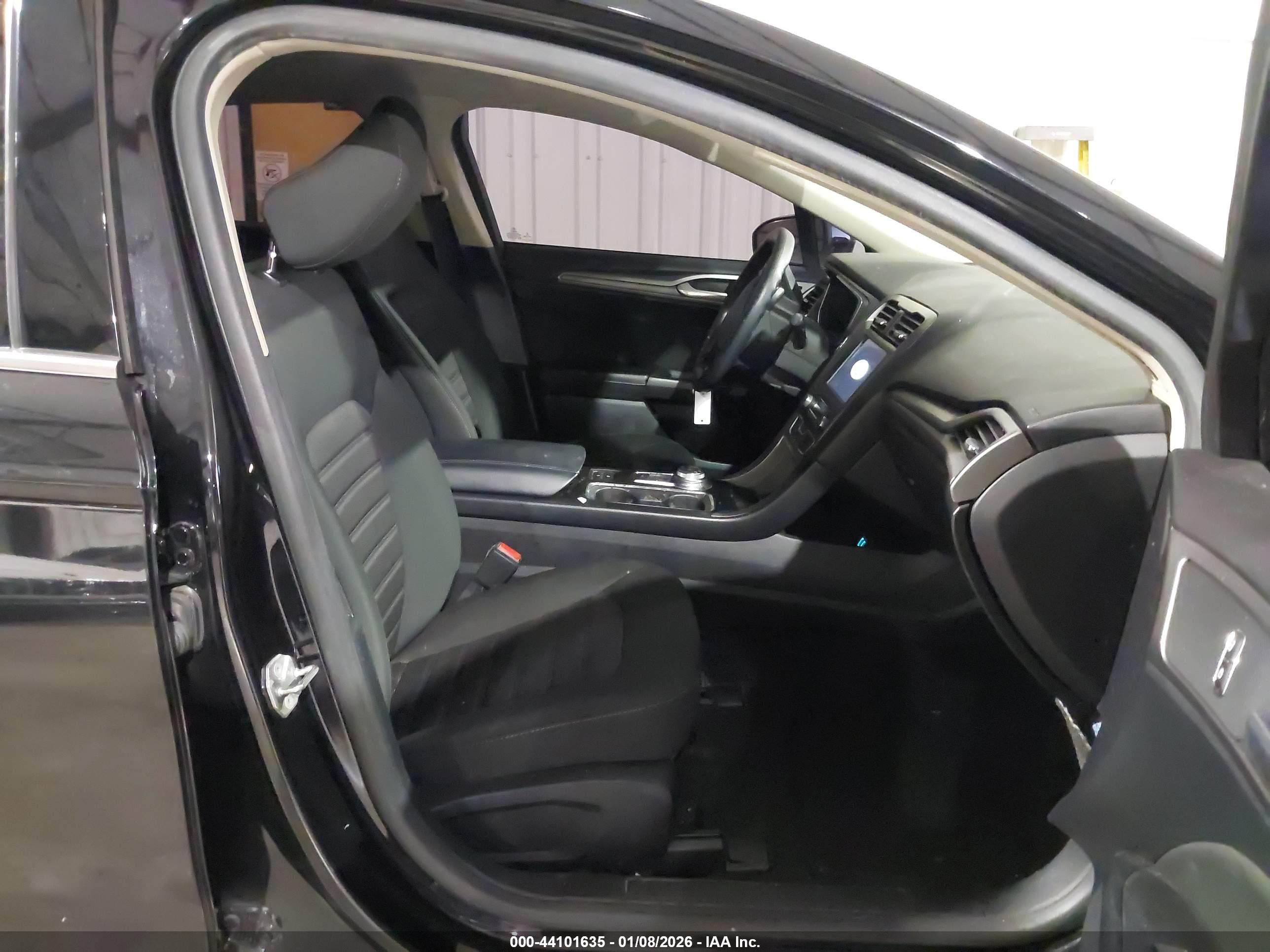 FORD FUSION image 5