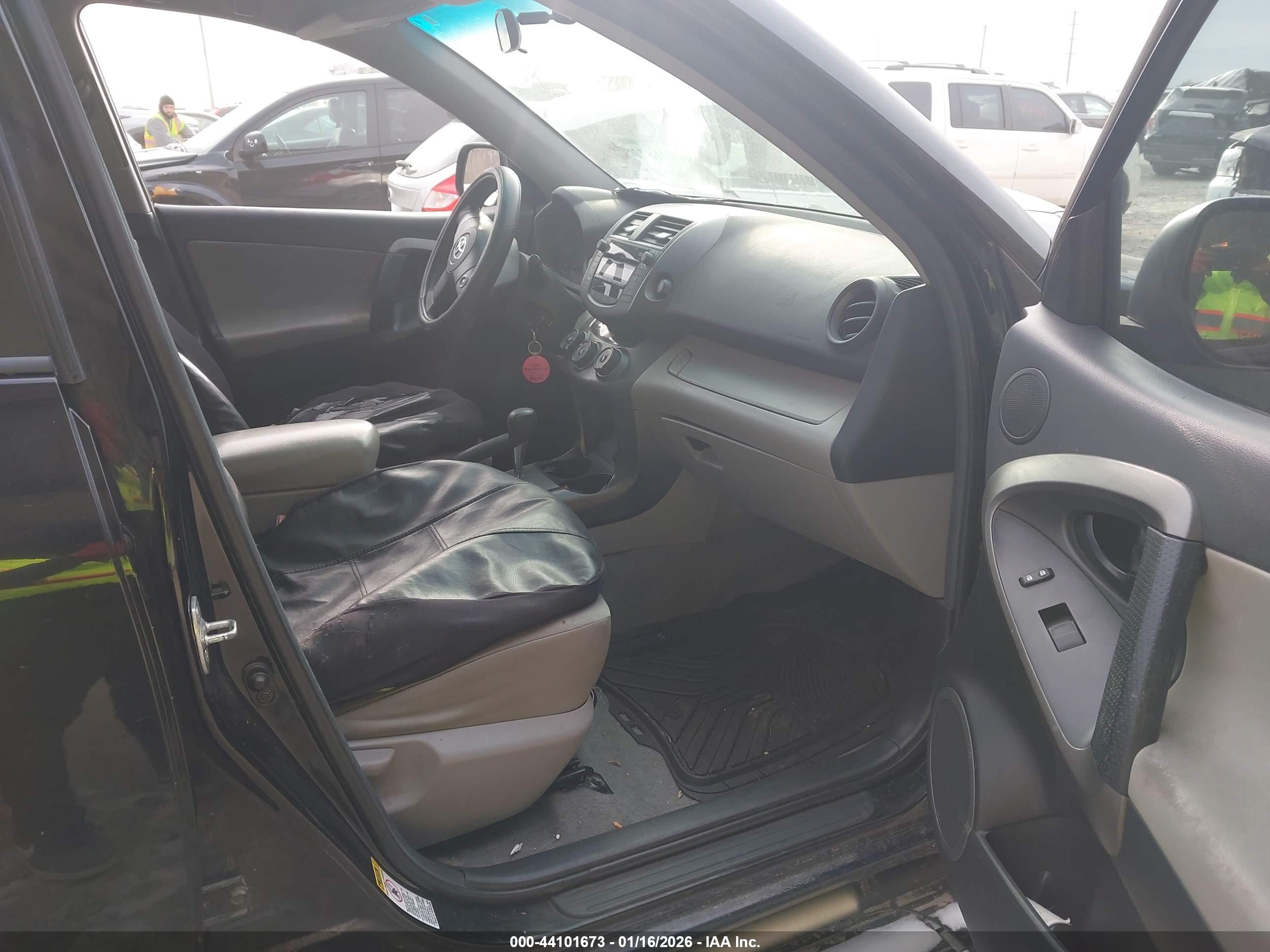 TOYOTA RAV4 image 5