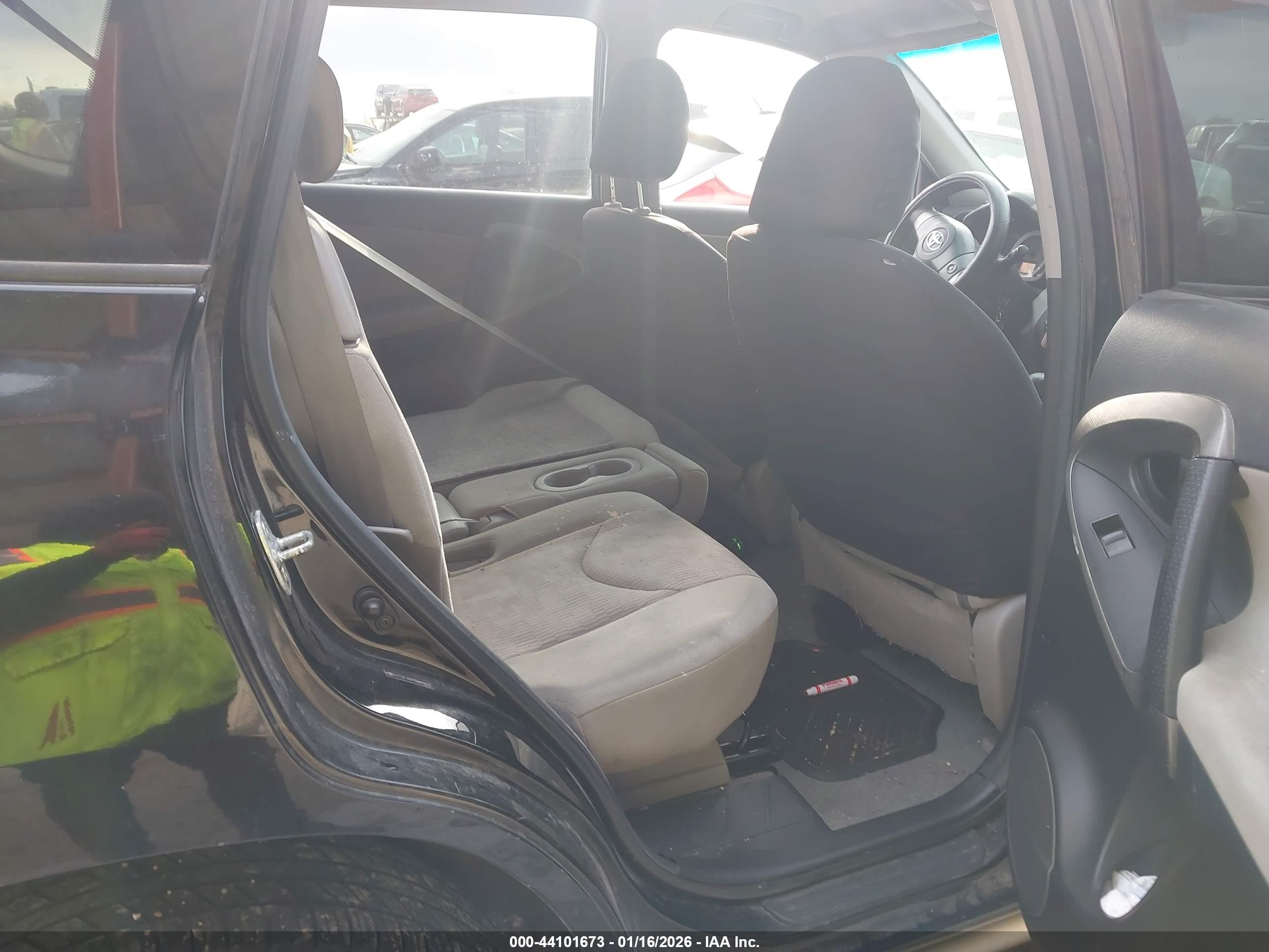 TOYOTA RAV4 image 8