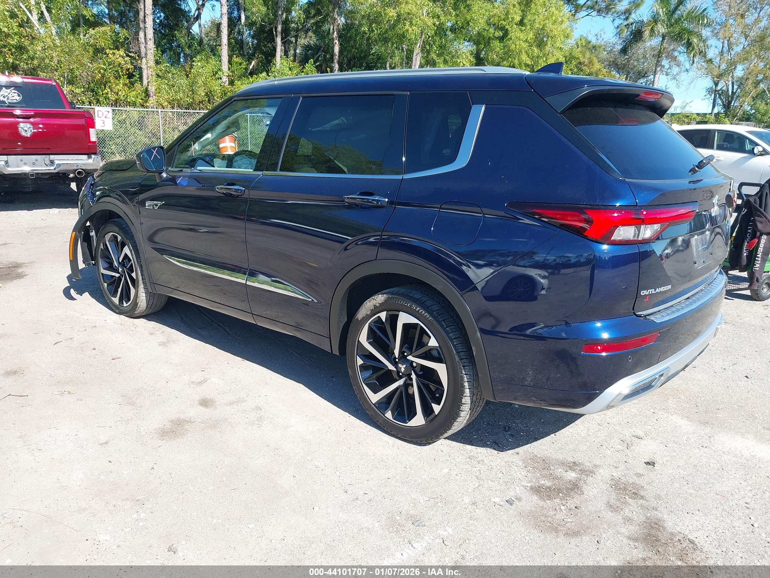MITSUBISHI OUTLANDER image 3