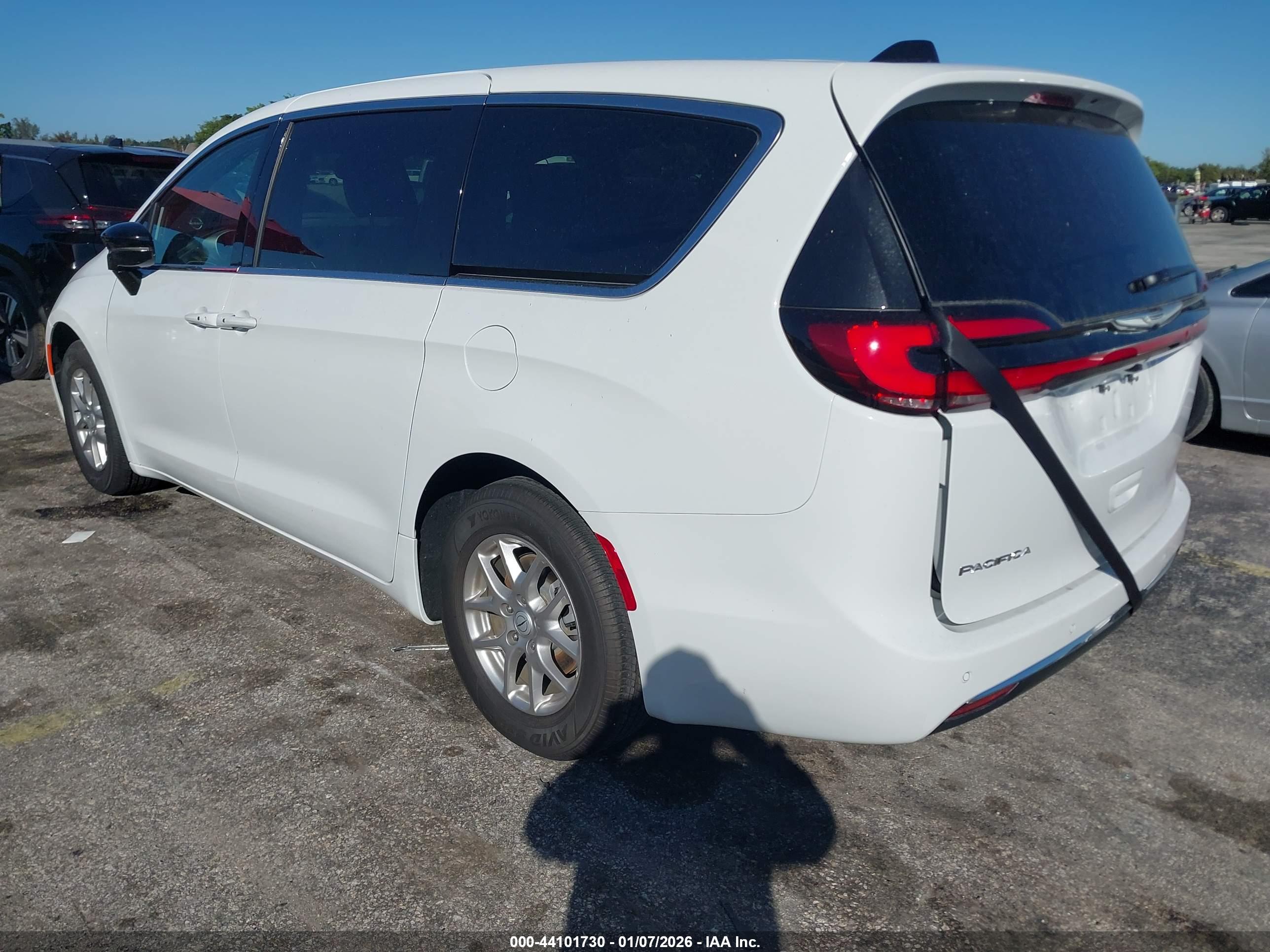 CHRYSLER PACIFICA image 3