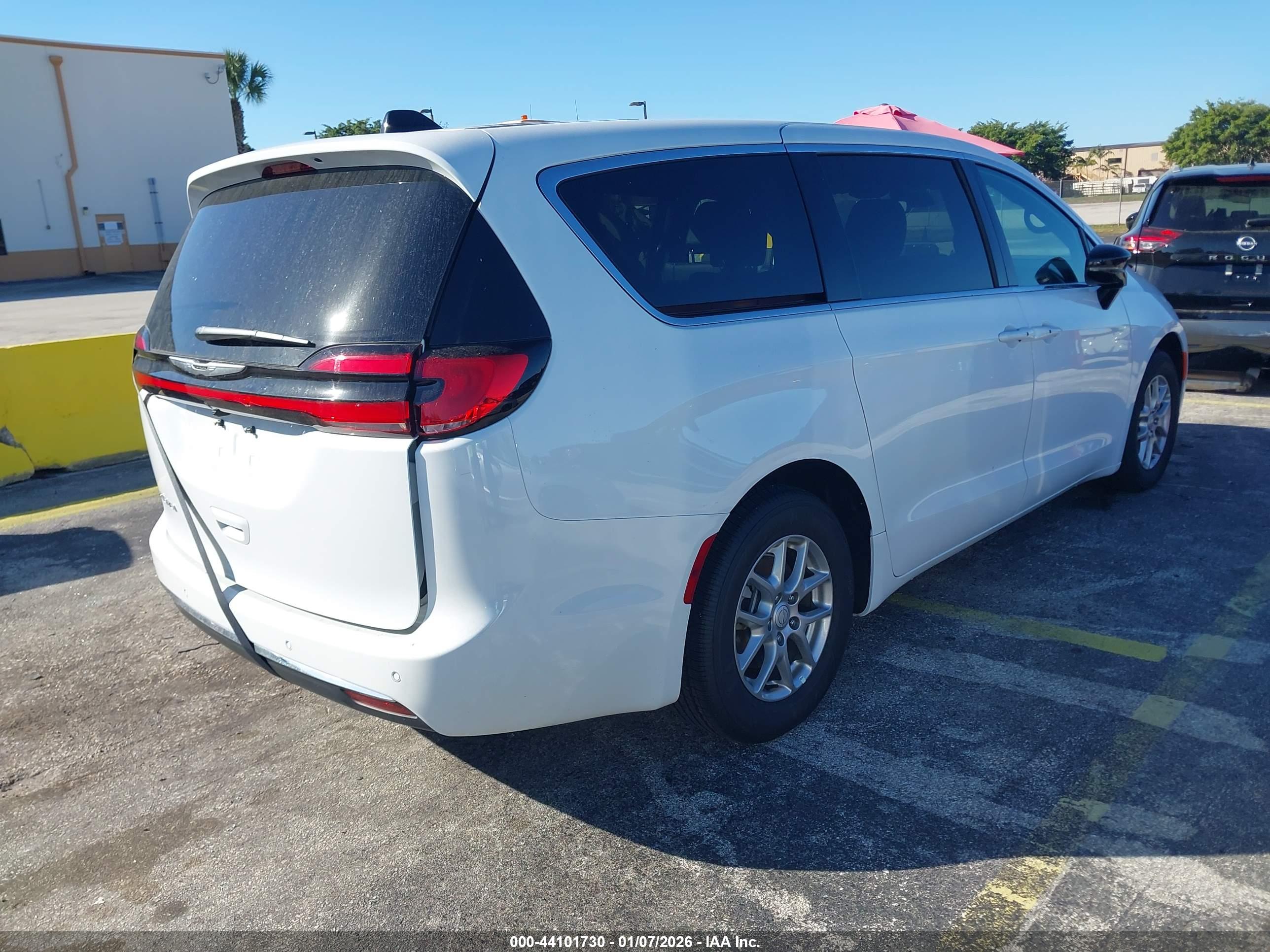CHRYSLER PACIFICA image 4