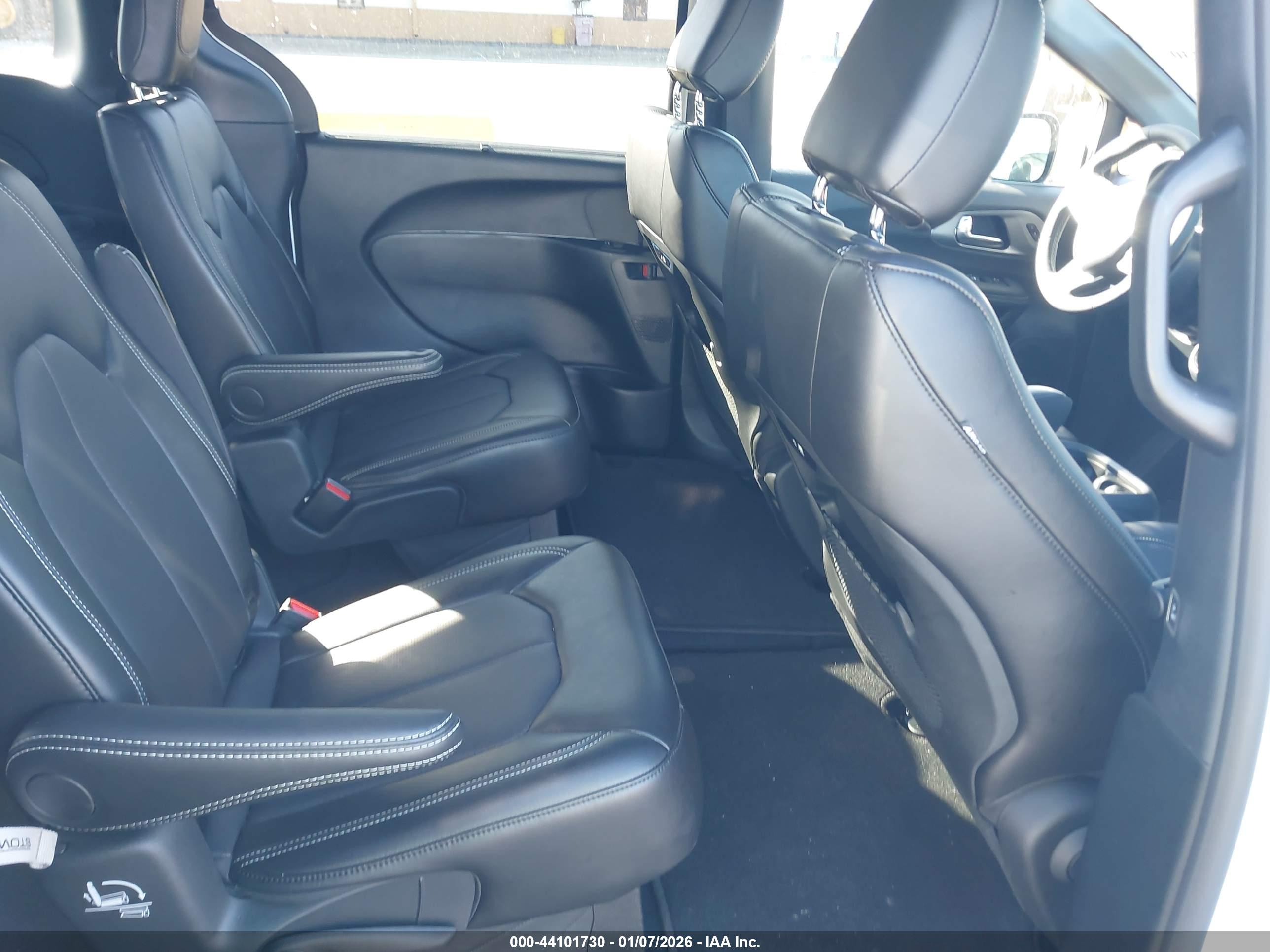 CHRYSLER PACIFICA image 8
