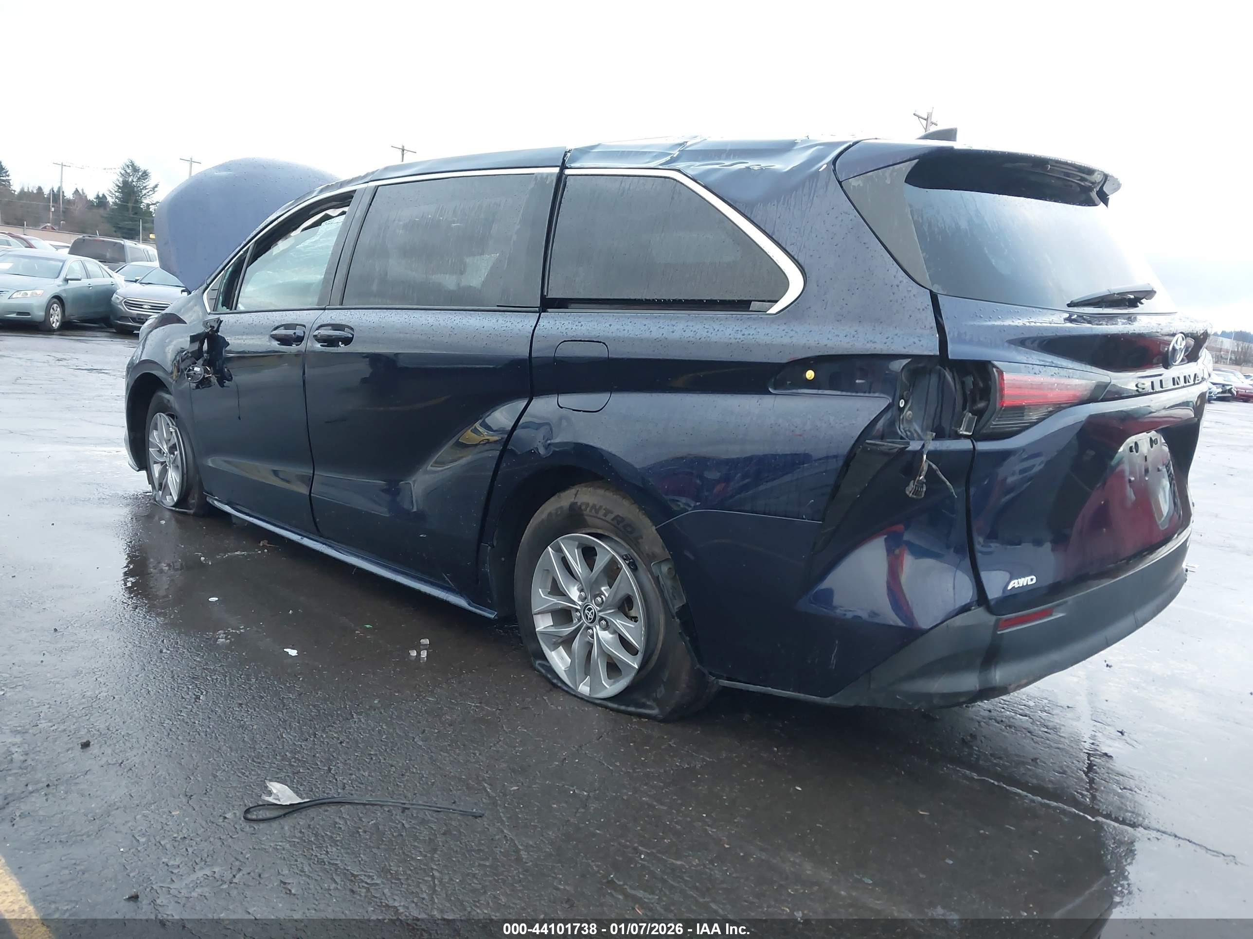 TOYOTA SIENNA image 3
