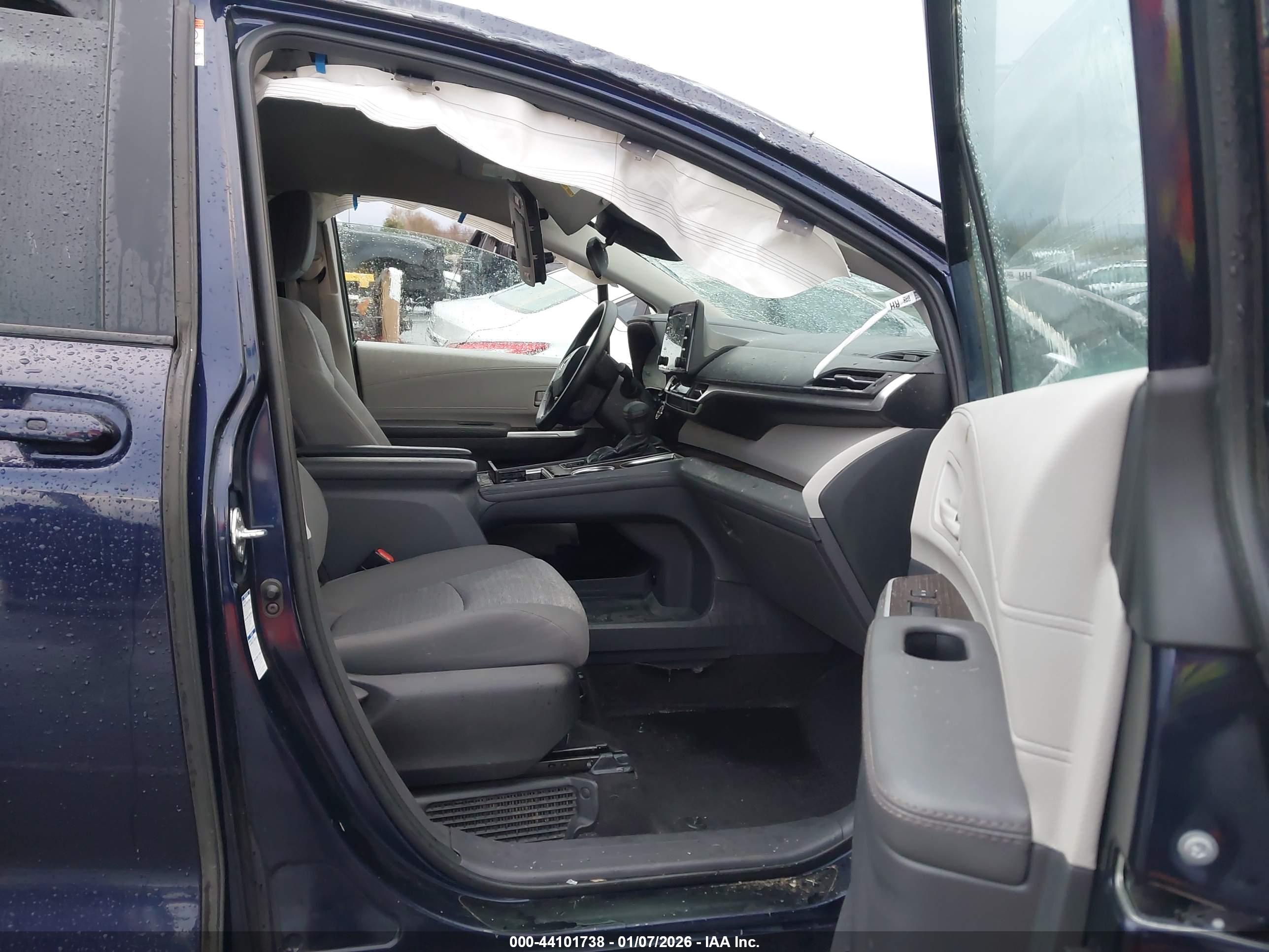 TOYOTA SIENNA image 5