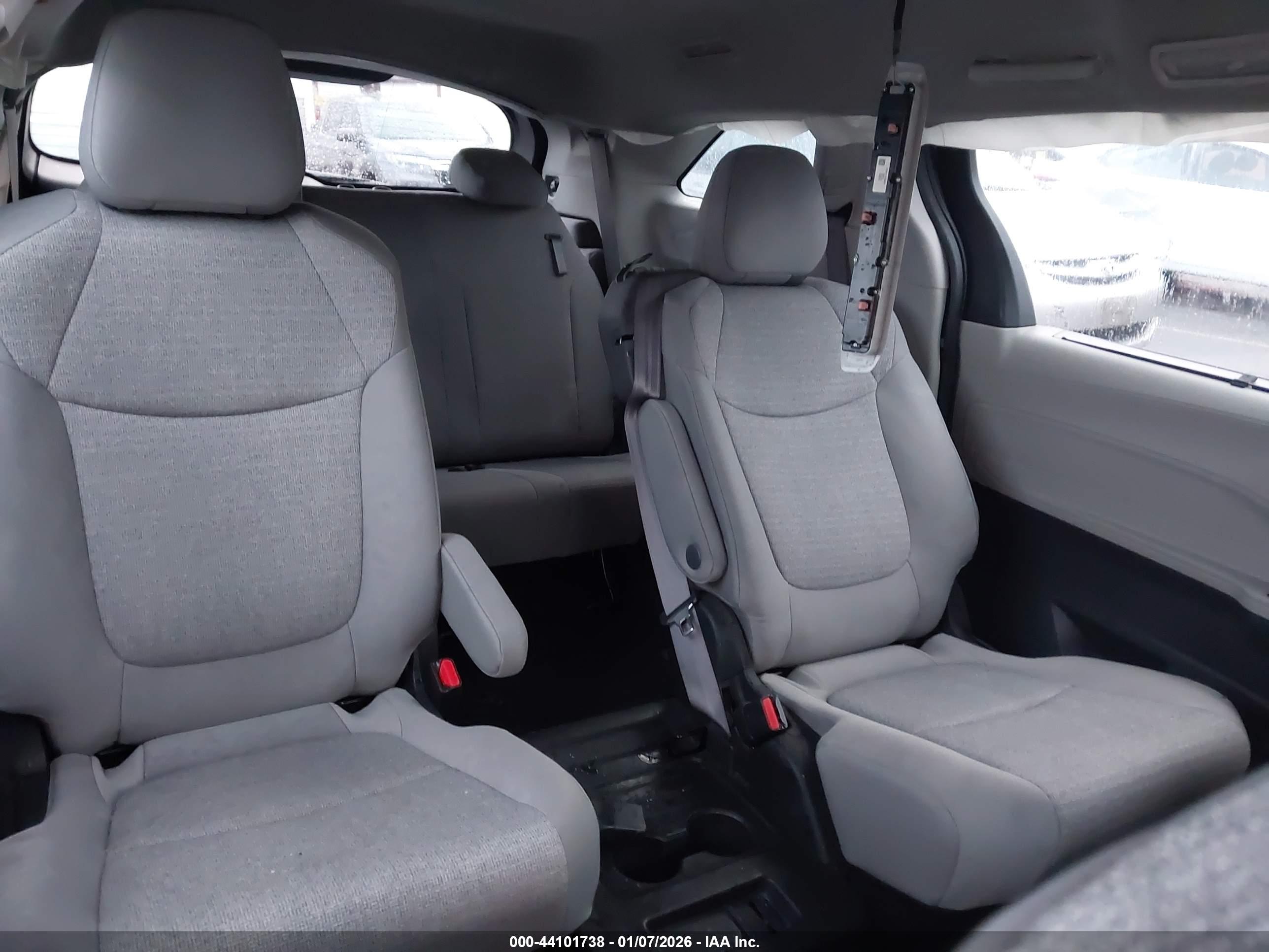 TOYOTA SIENNA image 8