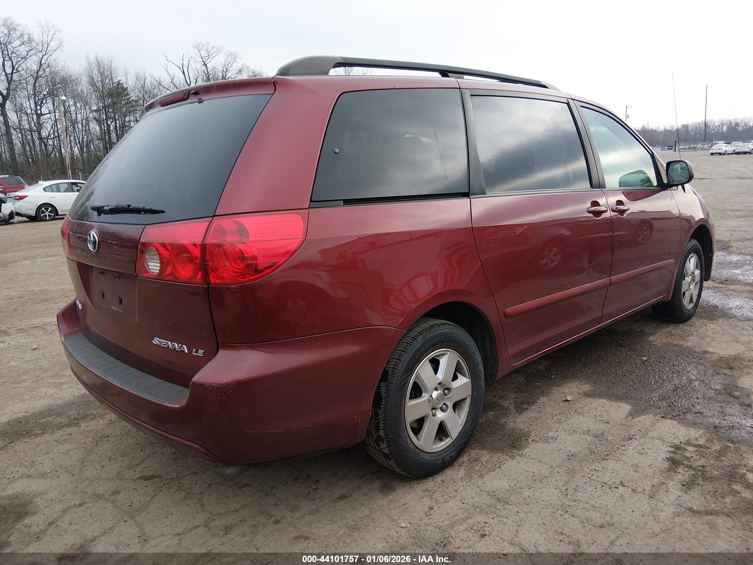 TOYOTA SIENNA image 4