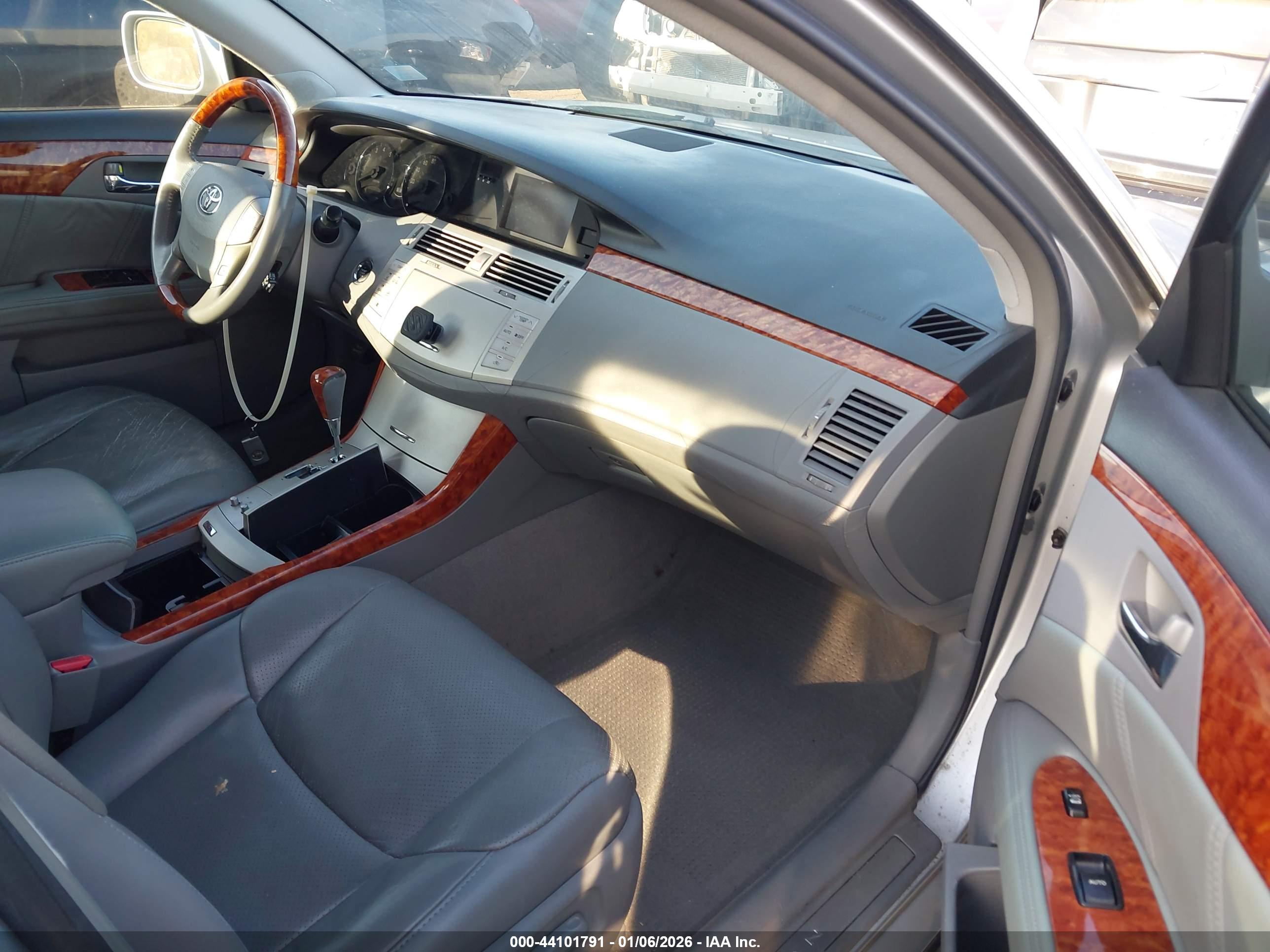TOYOTA AVALON image 5