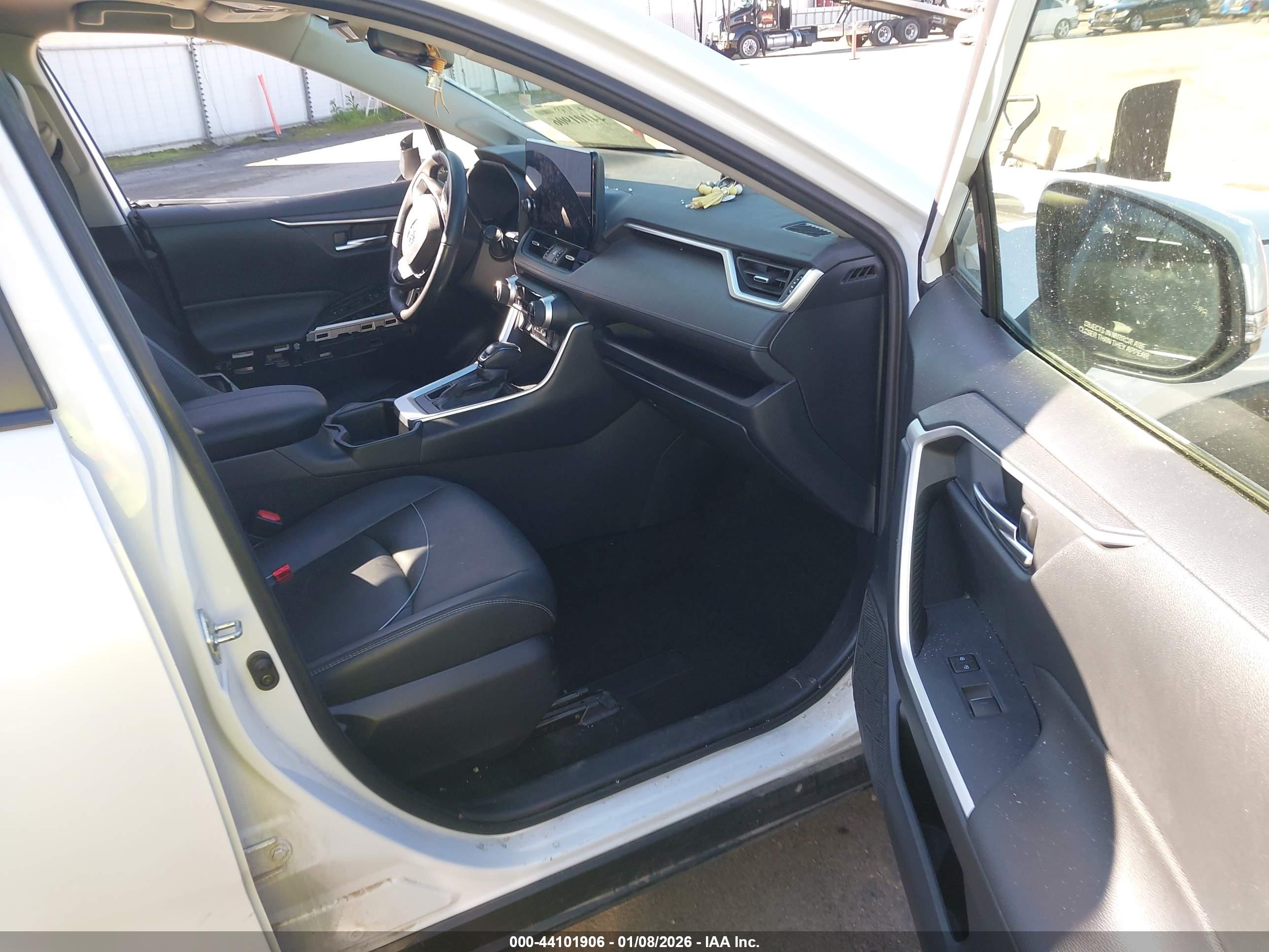 TOYOTA RAV4 image 5