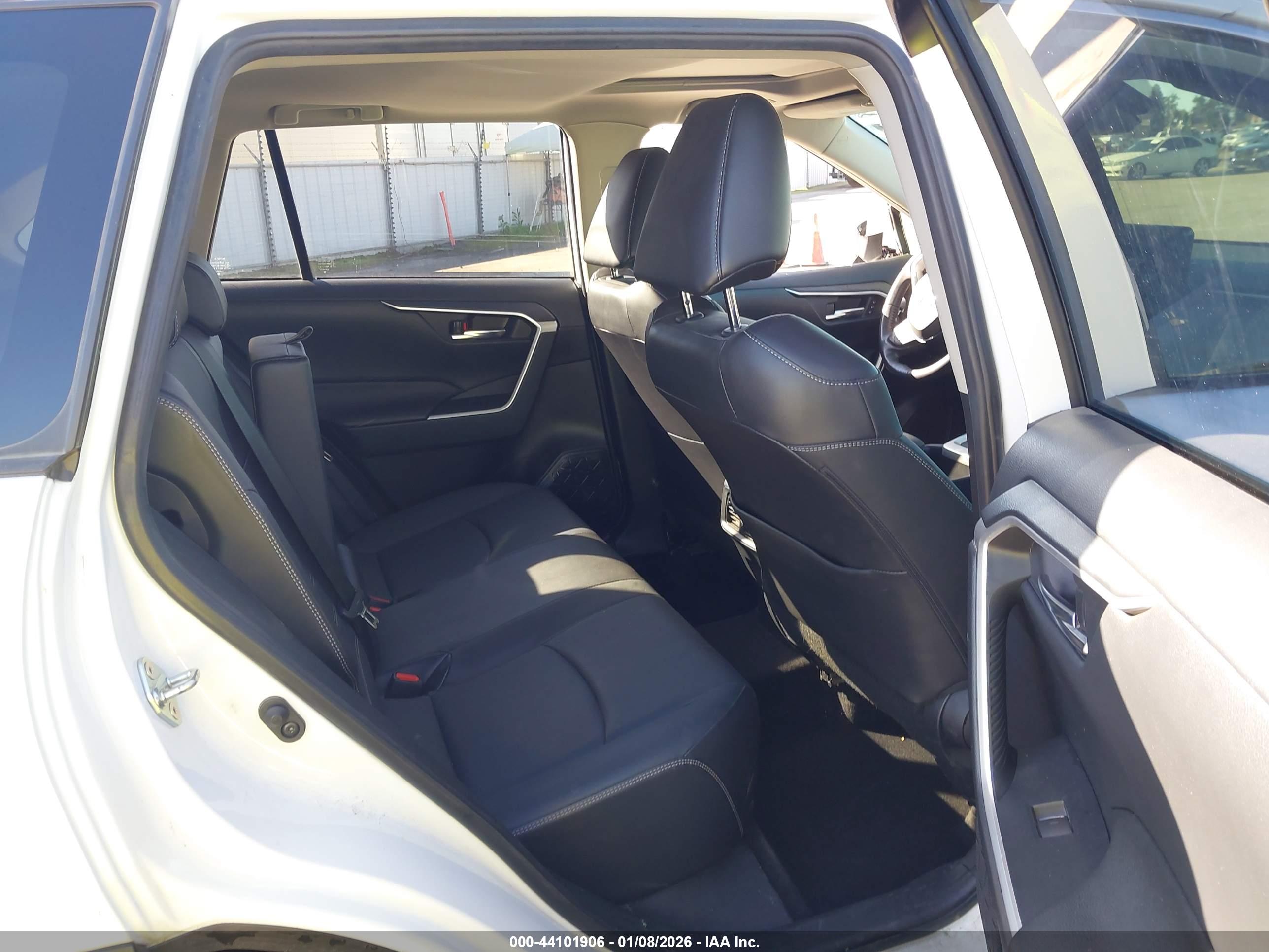 TOYOTA RAV4 image 8