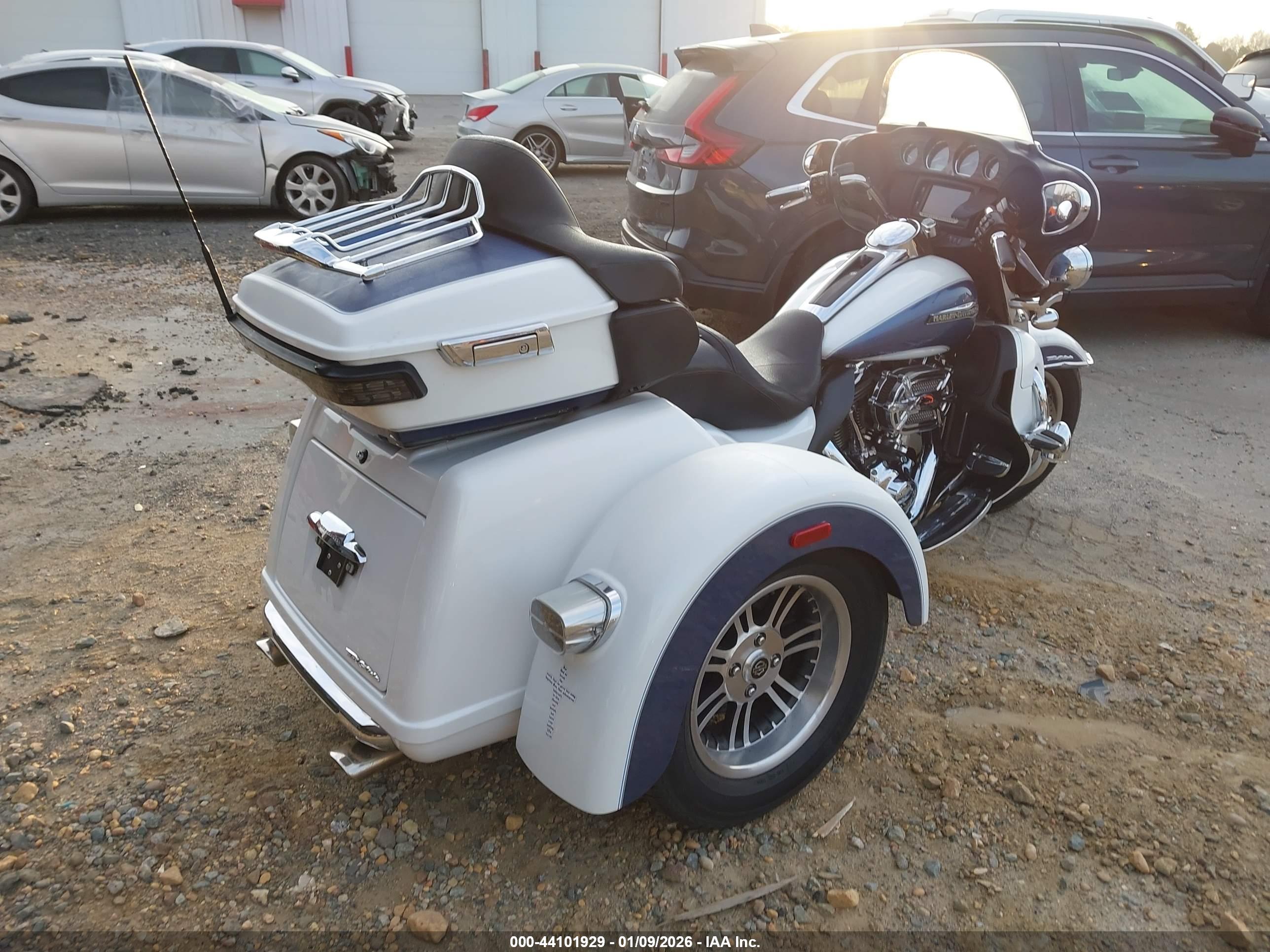 HARLEY-DAVIDSON FLHTCUTG image 4