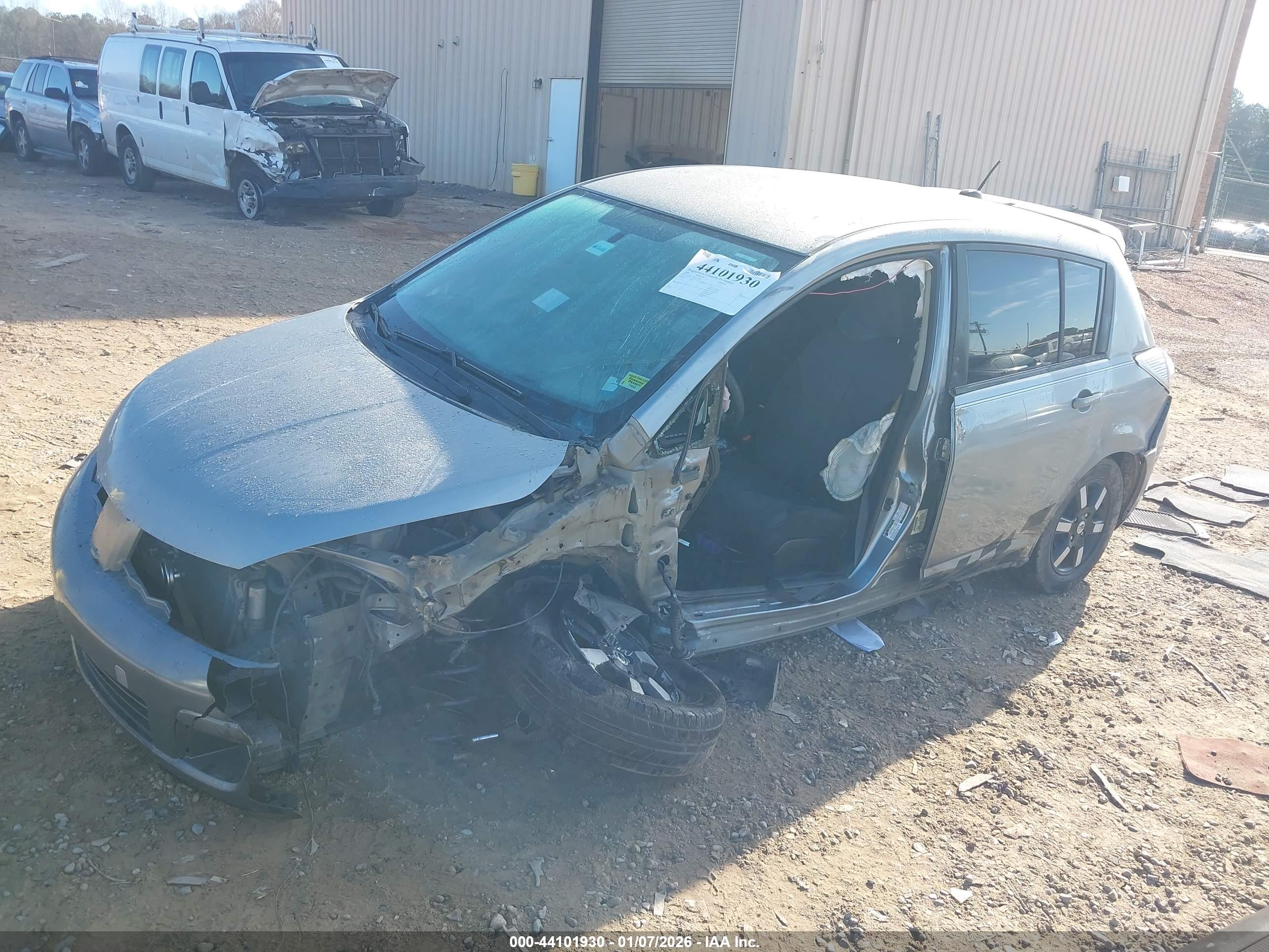 NISSAN VERSA image 2