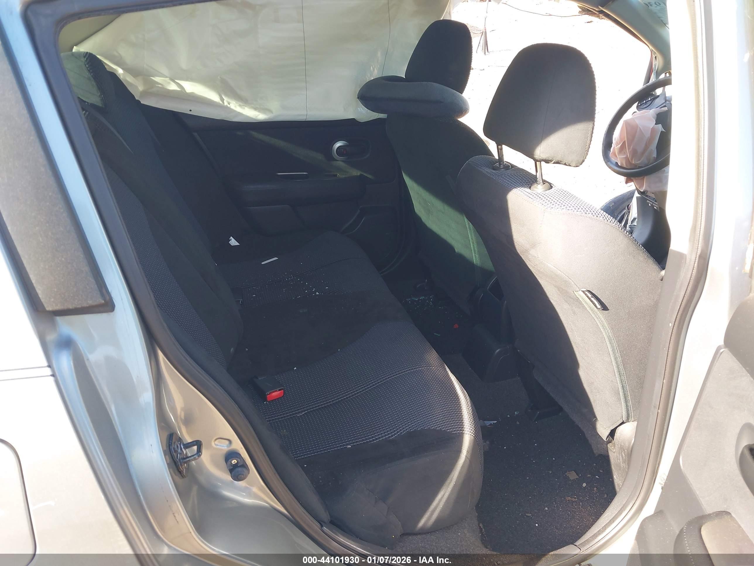 NISSAN VERSA image 8