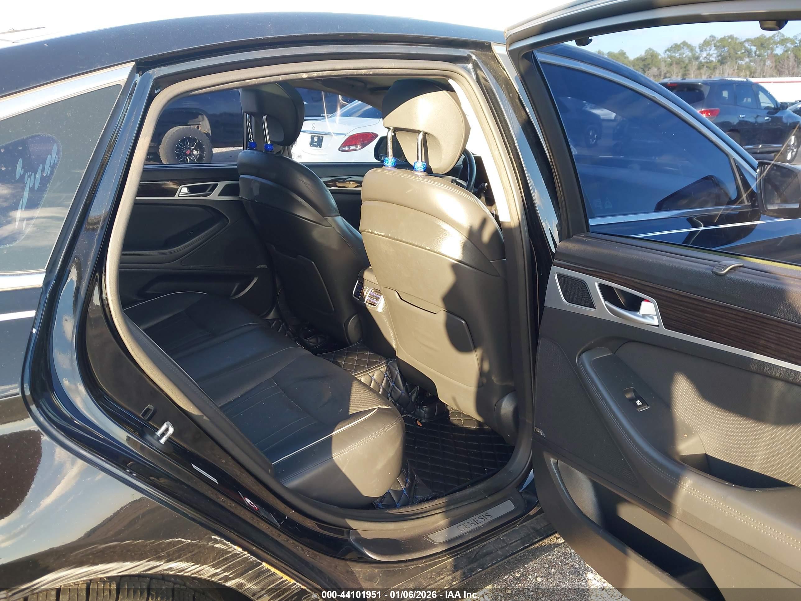 HYUNDAI GENESIS image 8