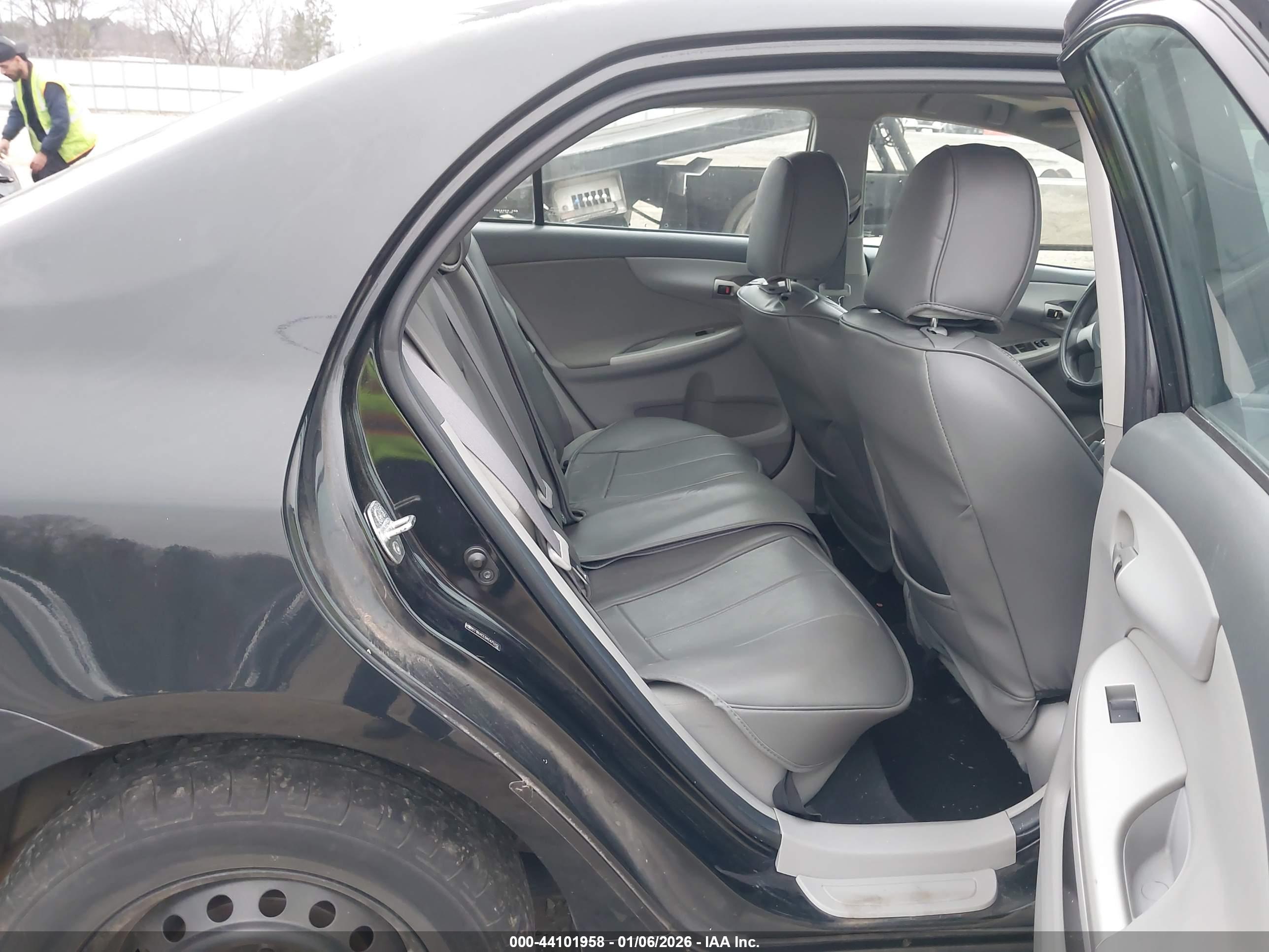TOYOTA COROLLA image 8