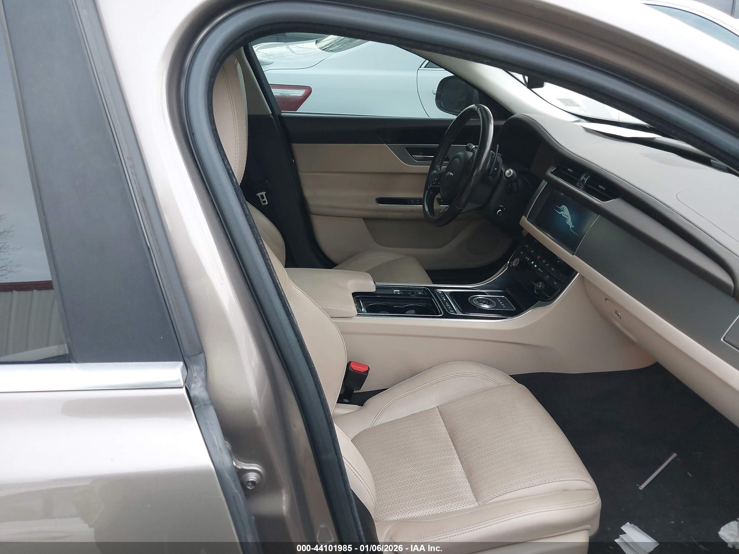 JAGUAR XF image 5