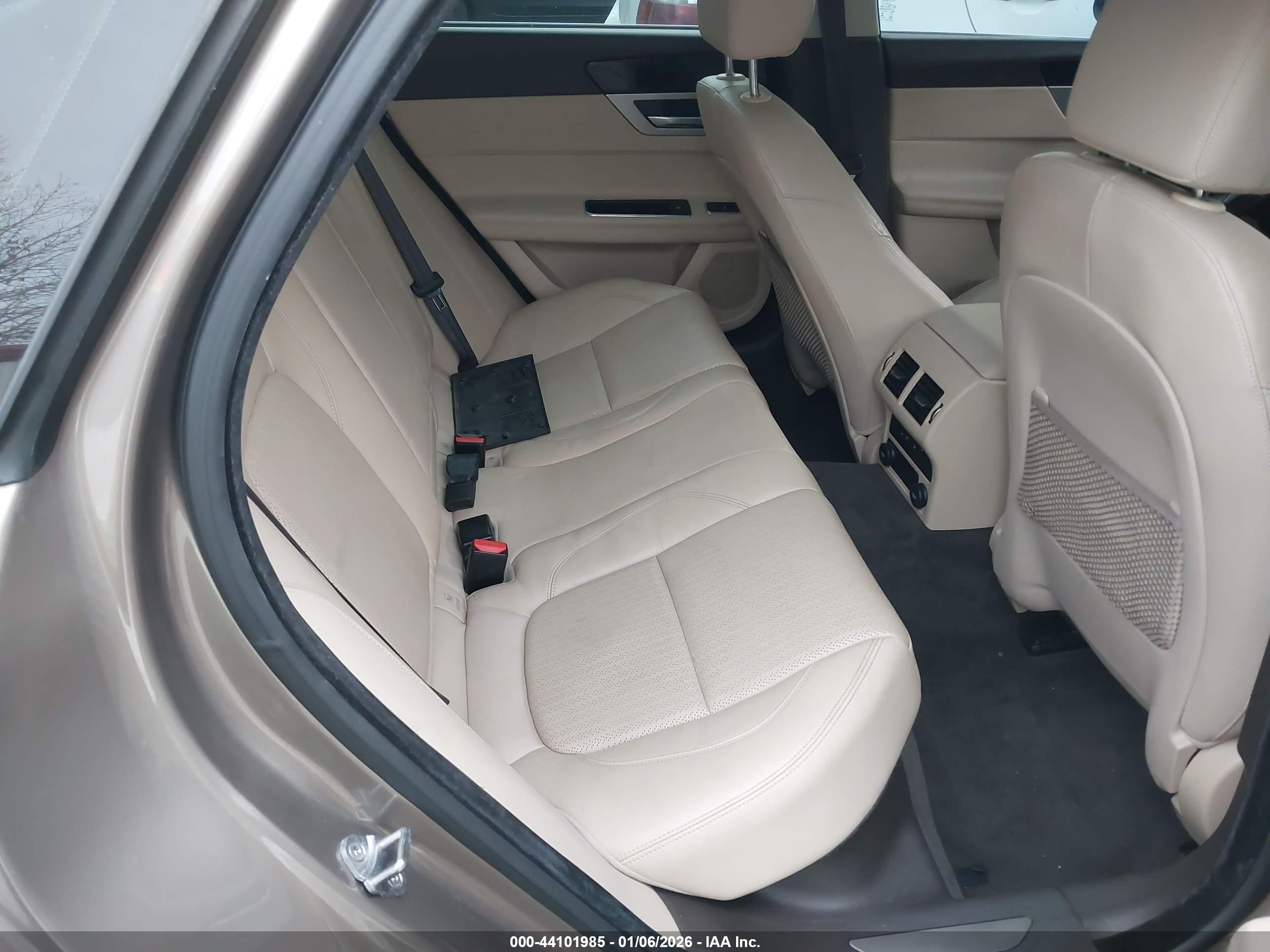JAGUAR XF image 8