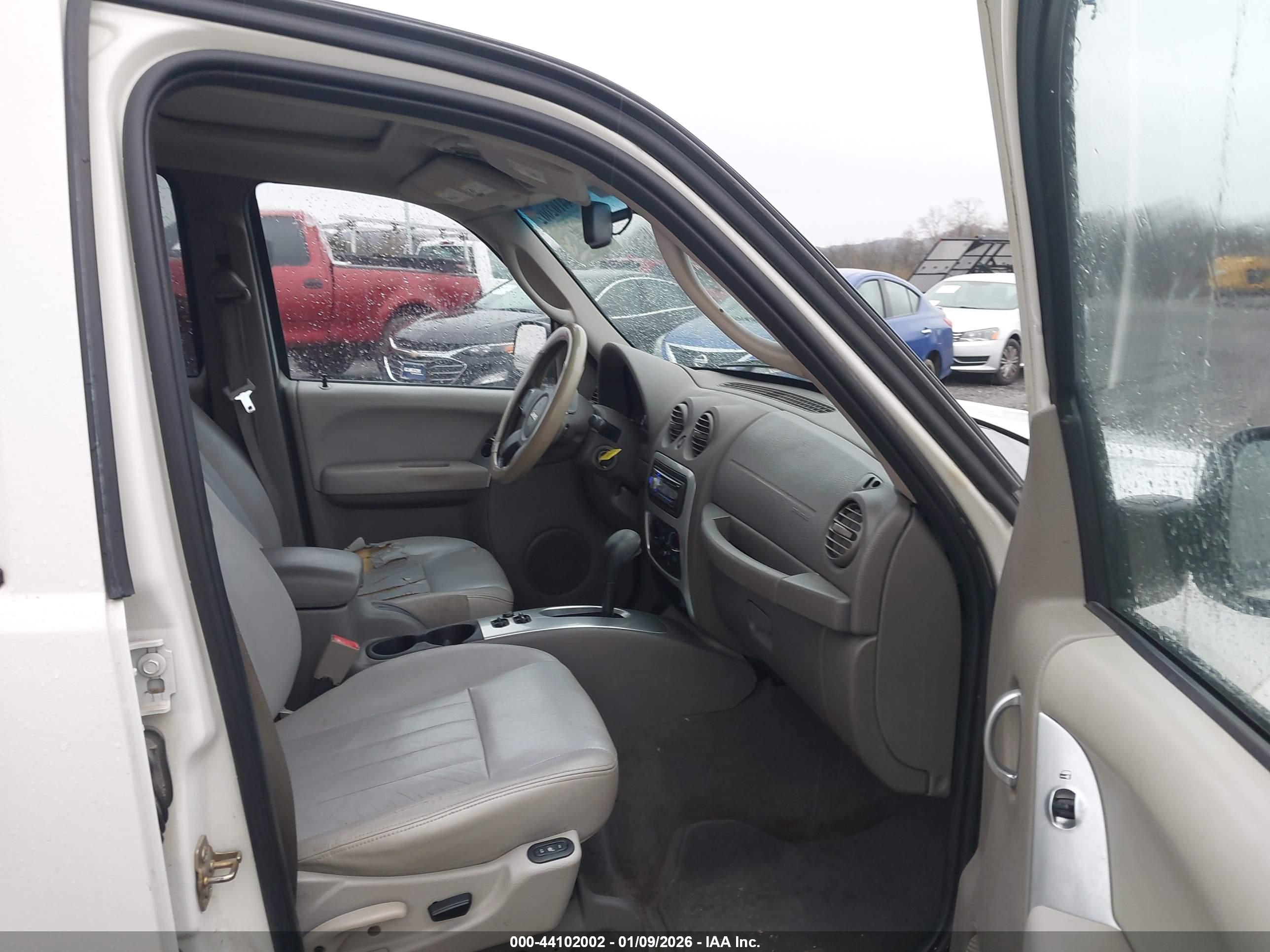 JEEP LIBERTY image 5