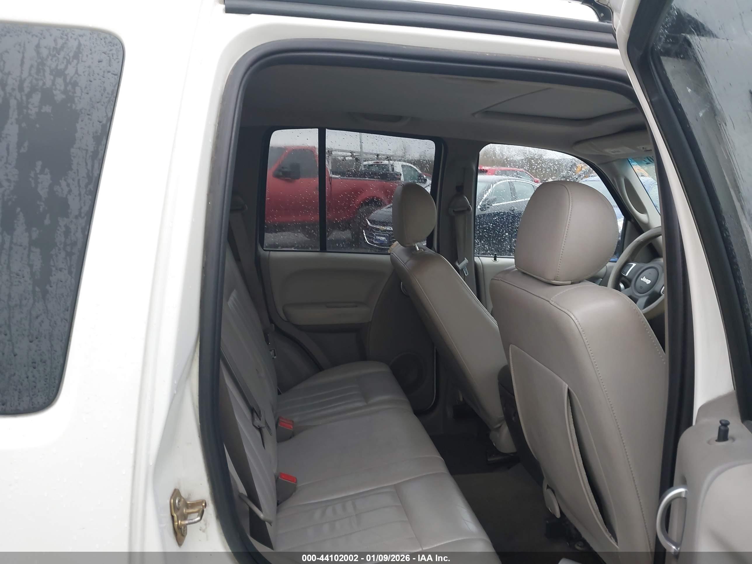 JEEP LIBERTY image 8