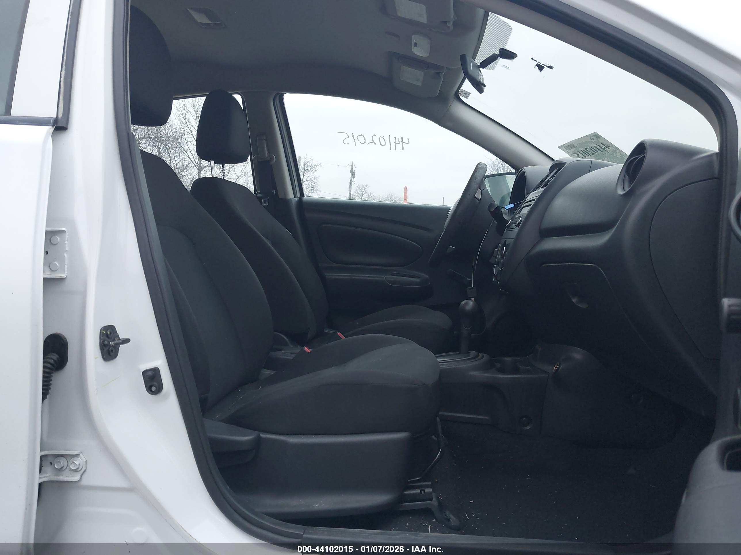 NISSAN VERSA image 5