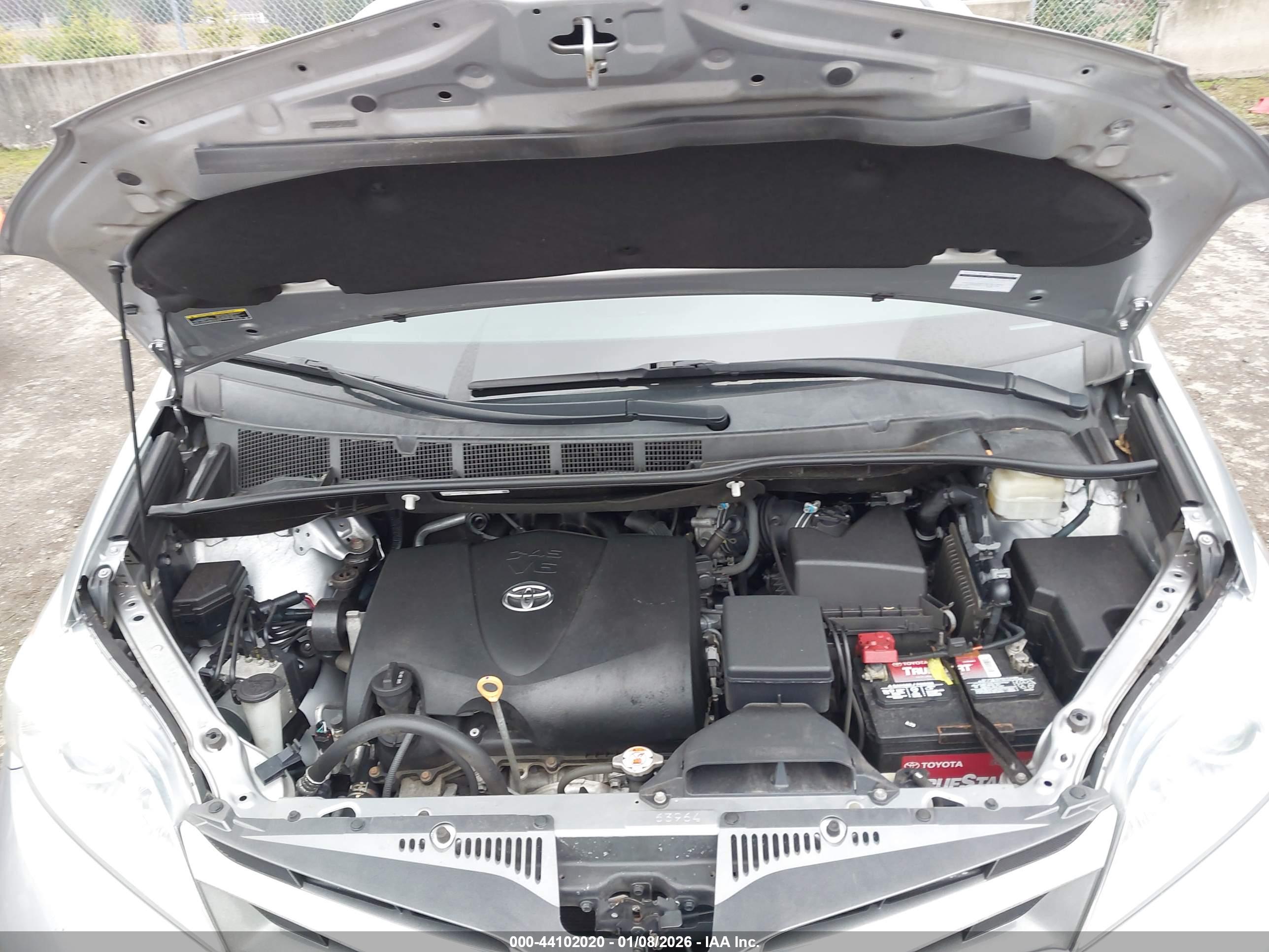 TOYOTA SIENNA image 10