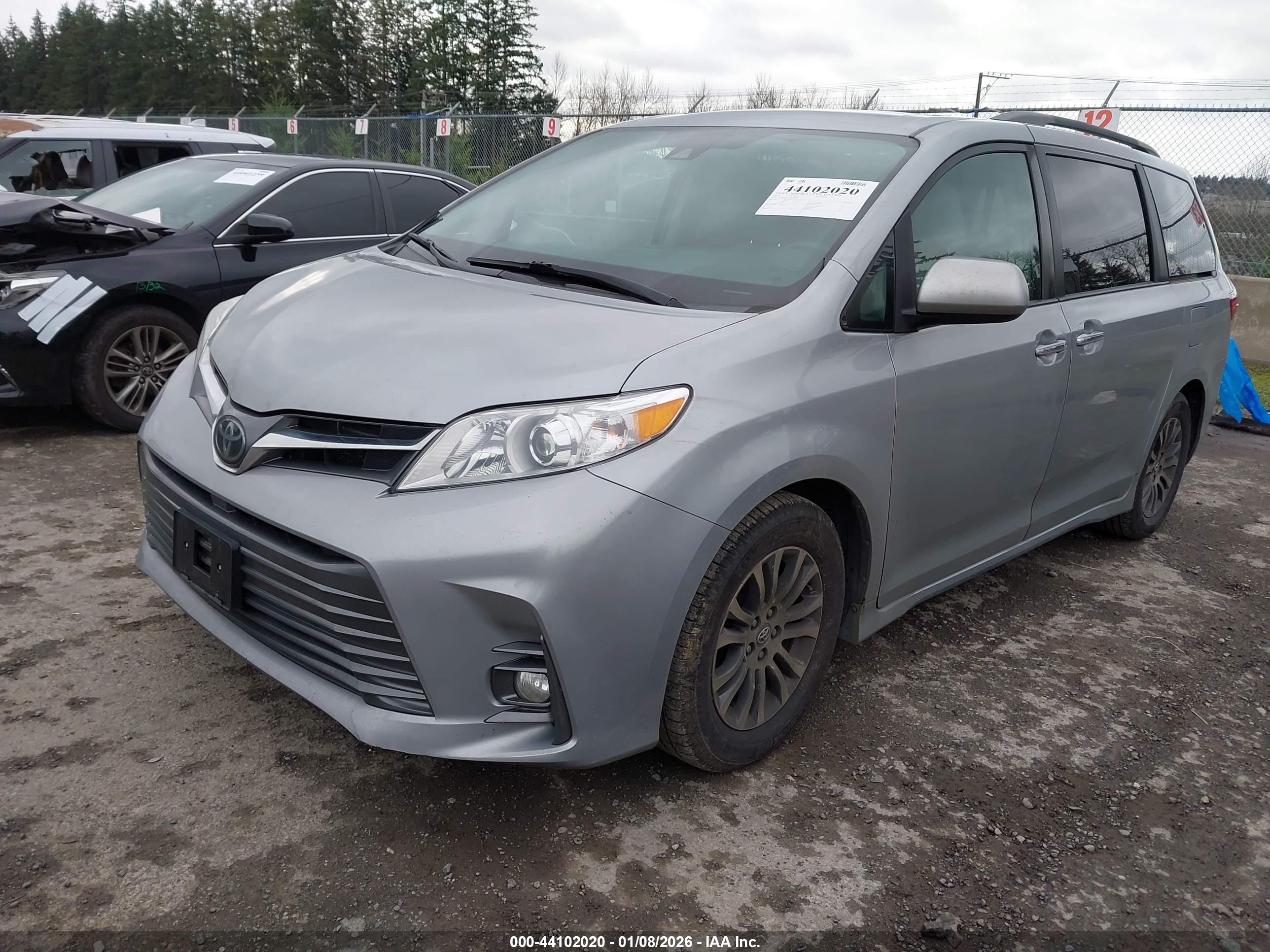 TOYOTA SIENNA image 2