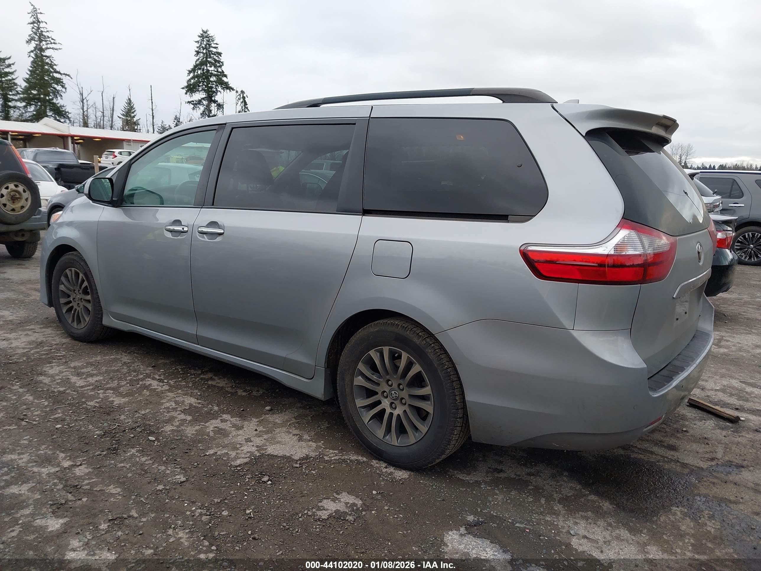 TOYOTA SIENNA image 3