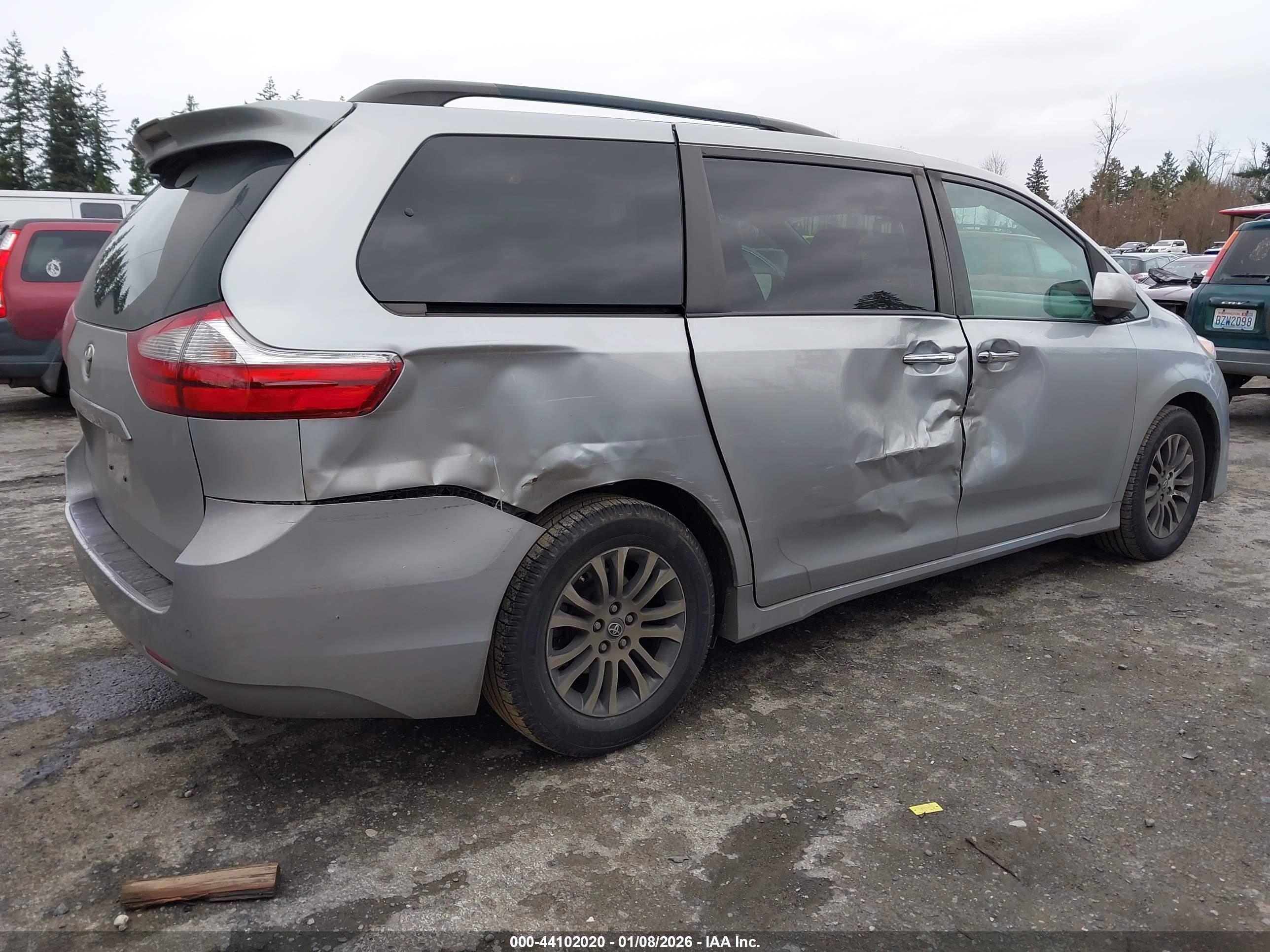 TOYOTA SIENNA image 4
