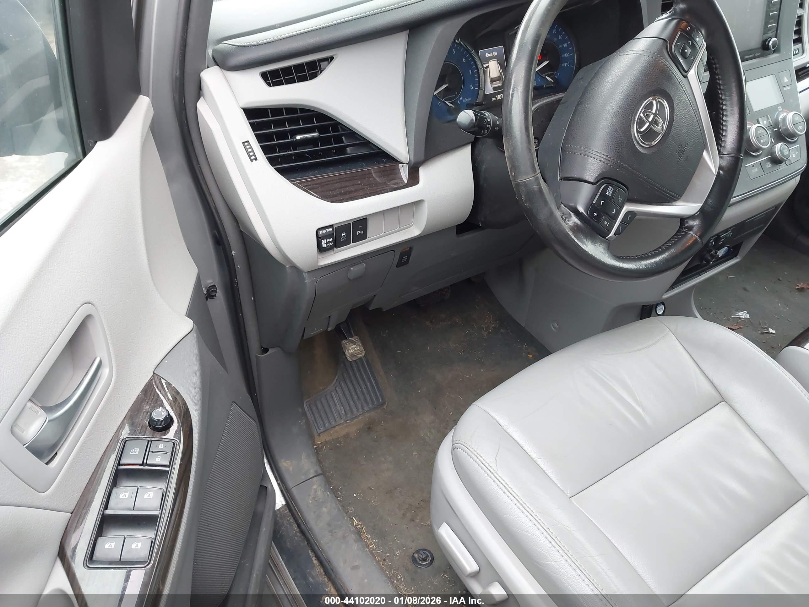 TOYOTA SIENNA image 5